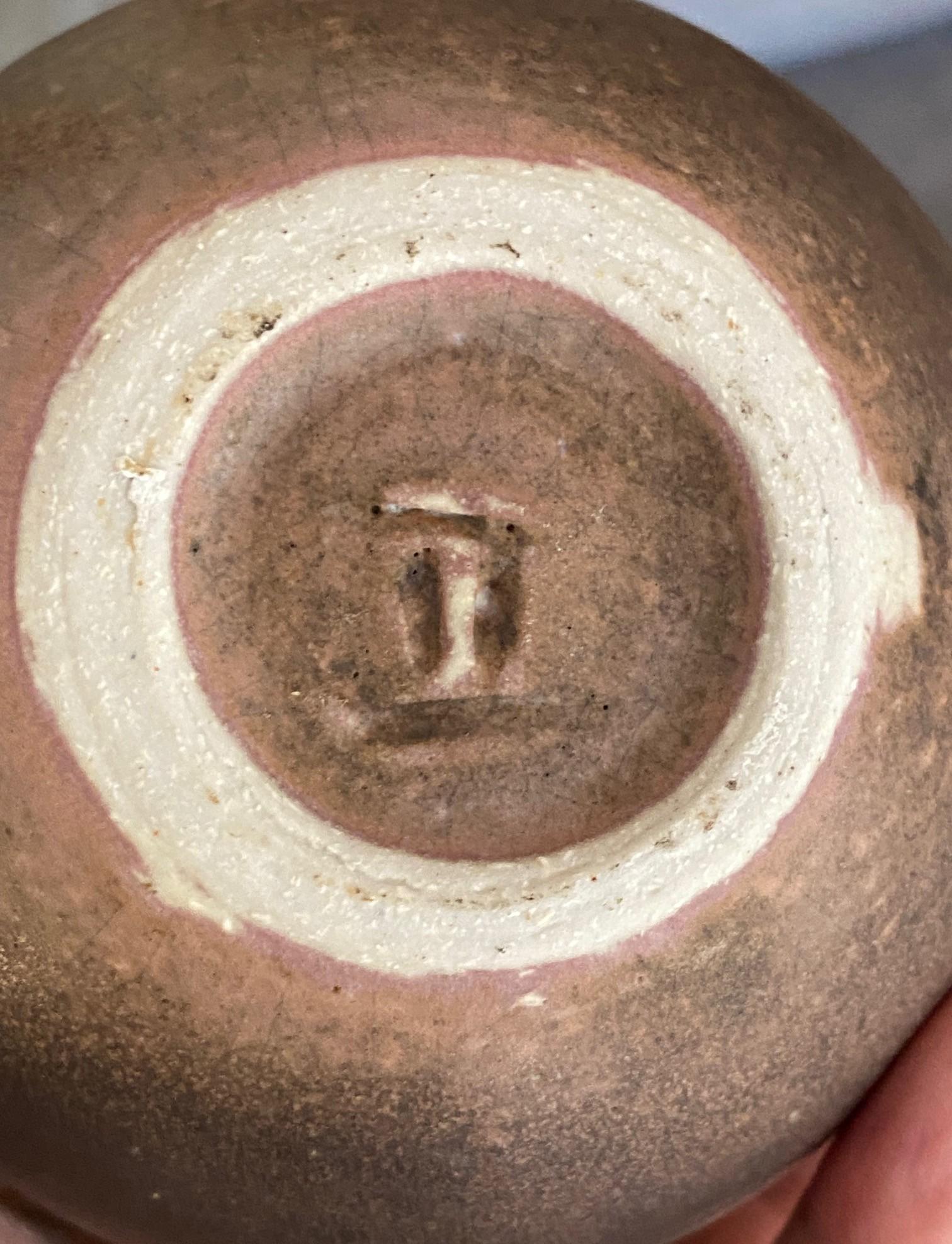 Tashiko Tazaezu Signed Japanese Studio Pottery Closed Form With Rattle Sculpture en vente 11