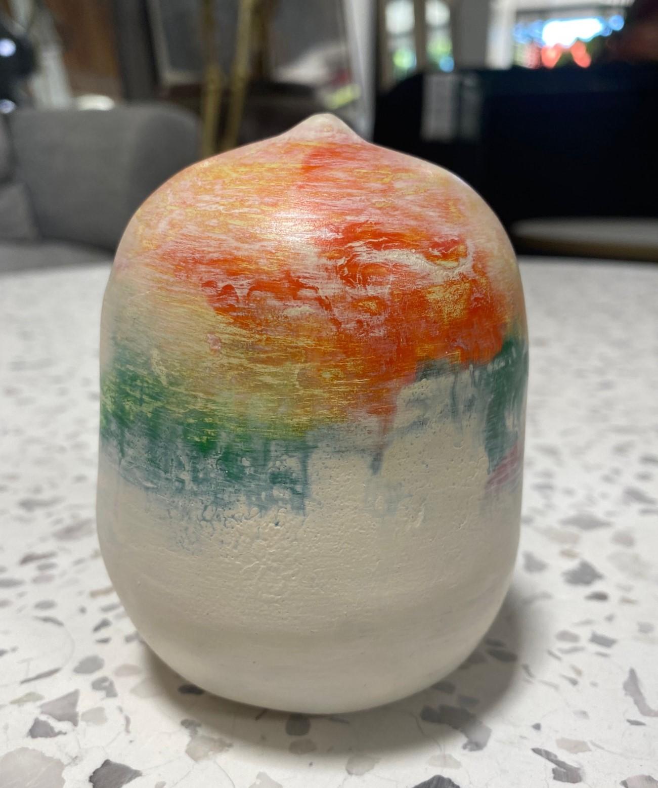 Una bella y atractiva escultura de forma cerrada y colorido esmalte con sonajero, obra de la renombrada maestra de la cerámica japonesa hawaiana-americana Toshiko Takaezu, famosa por su uso del color, la textura, la escala, los múltiples esmaltes y