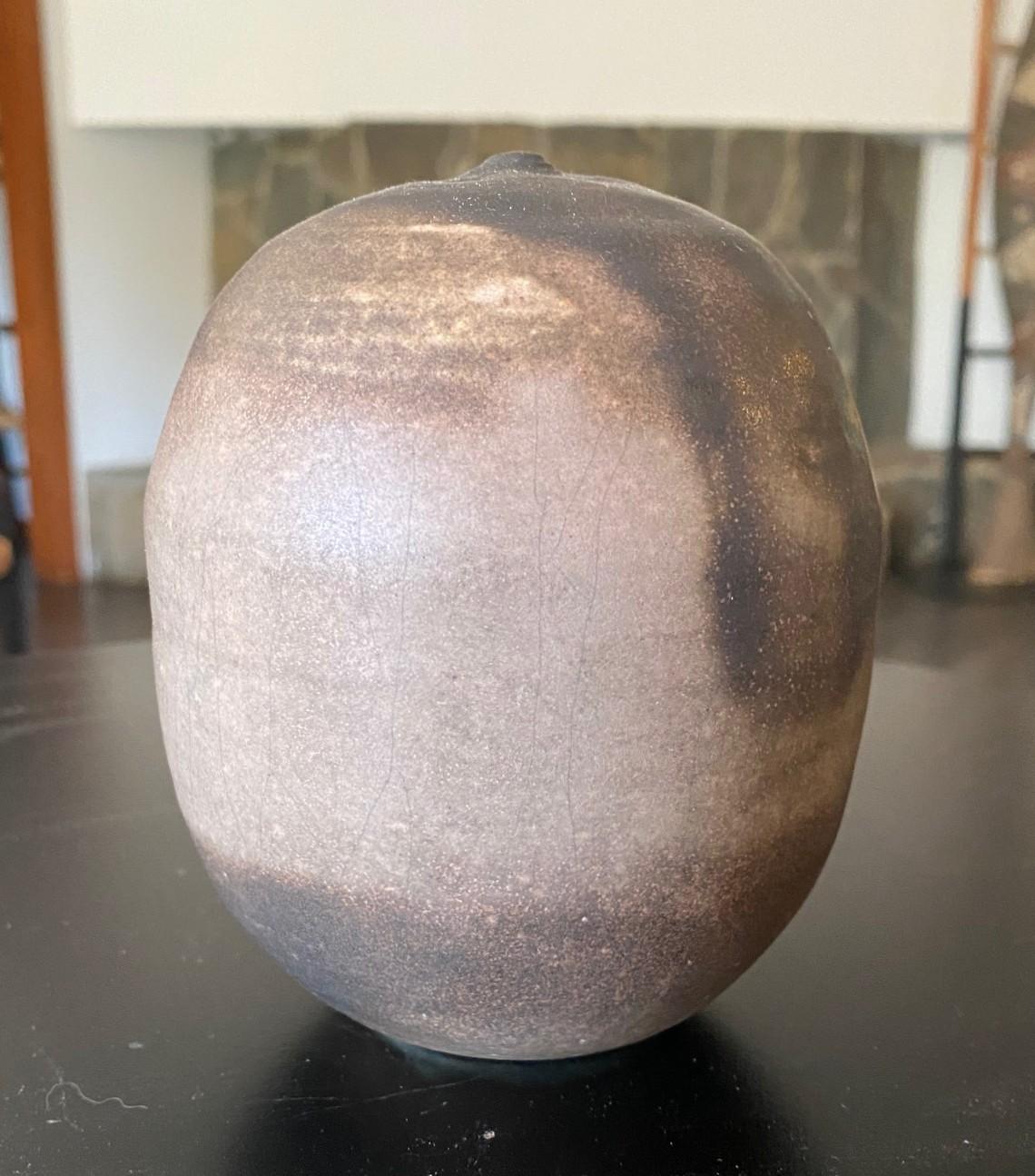 Une belle et très attachante sculpture de forme fermée merveilleusement émaillée avec hochet par le célèbre maître de la poterie japonaise hawaïenne américaine Toshiko Takaezu, Famed pour son utilisation de la couleur, de la texture, de l'échelle,