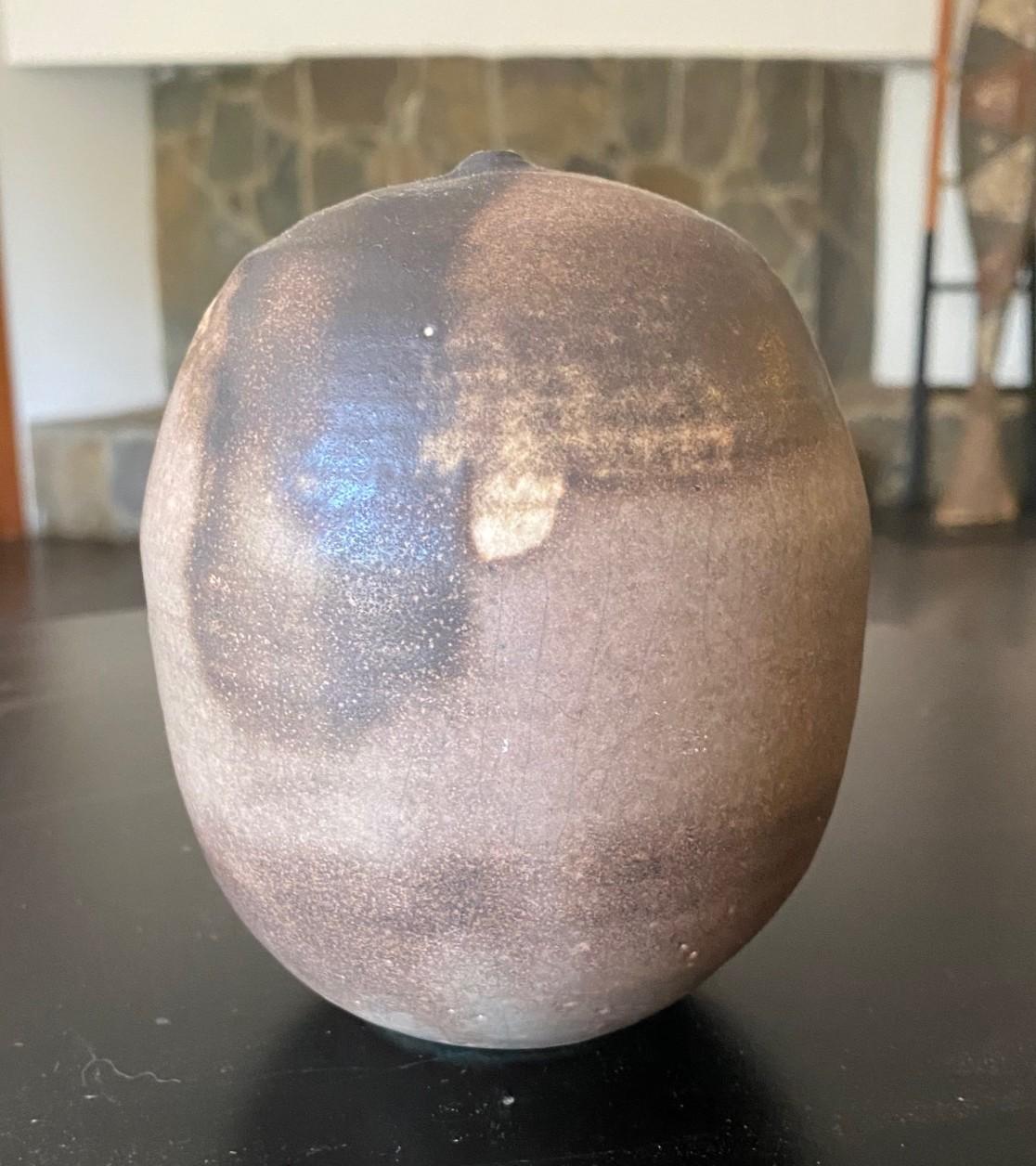 Mid-Century Modern Tashiko Tazaezu Signed Japanese Studio Pottery Closed Form With Rattle Sculpture en vente