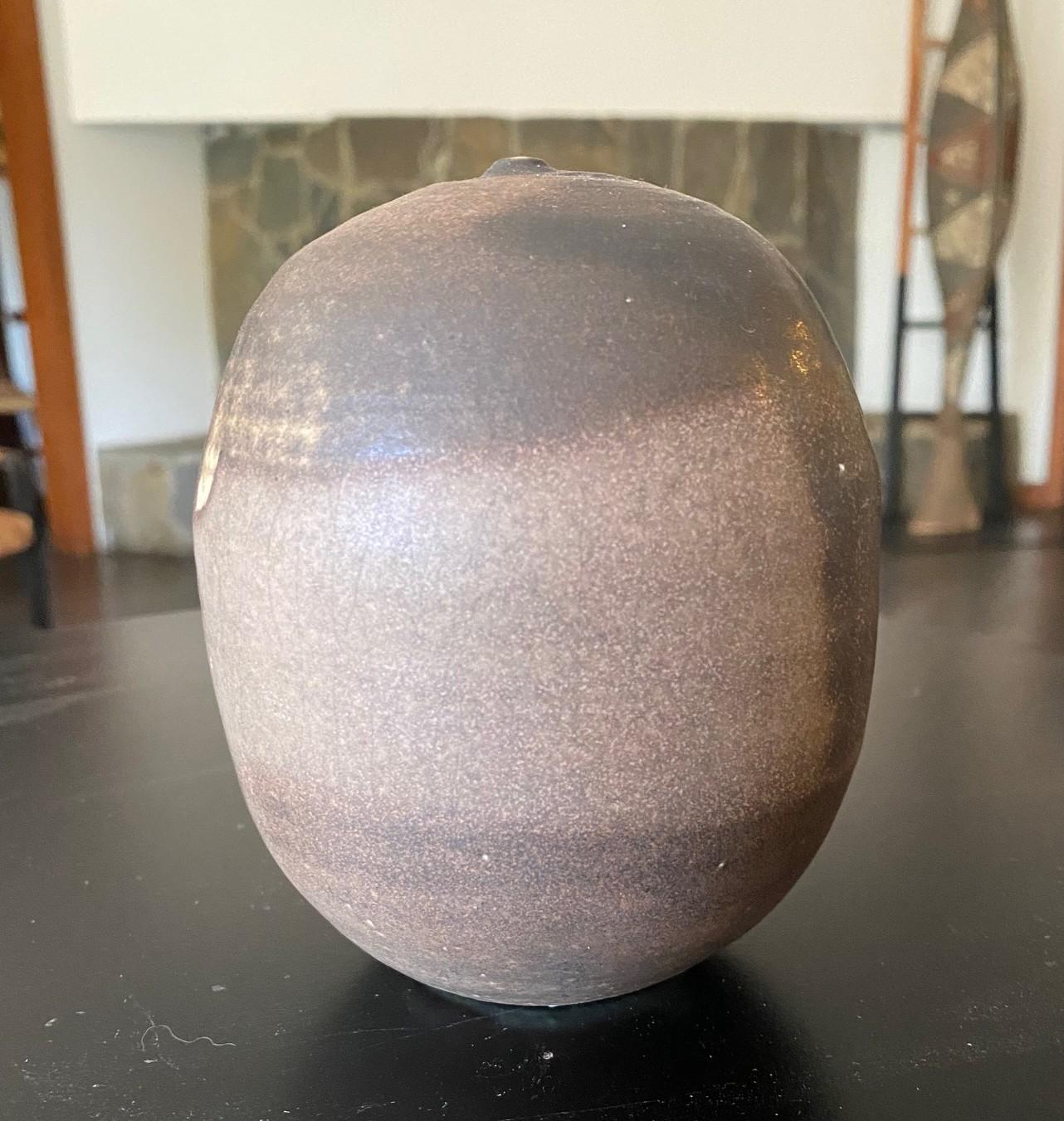 Américain Tashiko Tazaezu Signed Japanese Studio Pottery Closed Form With Rattle Sculpture en vente