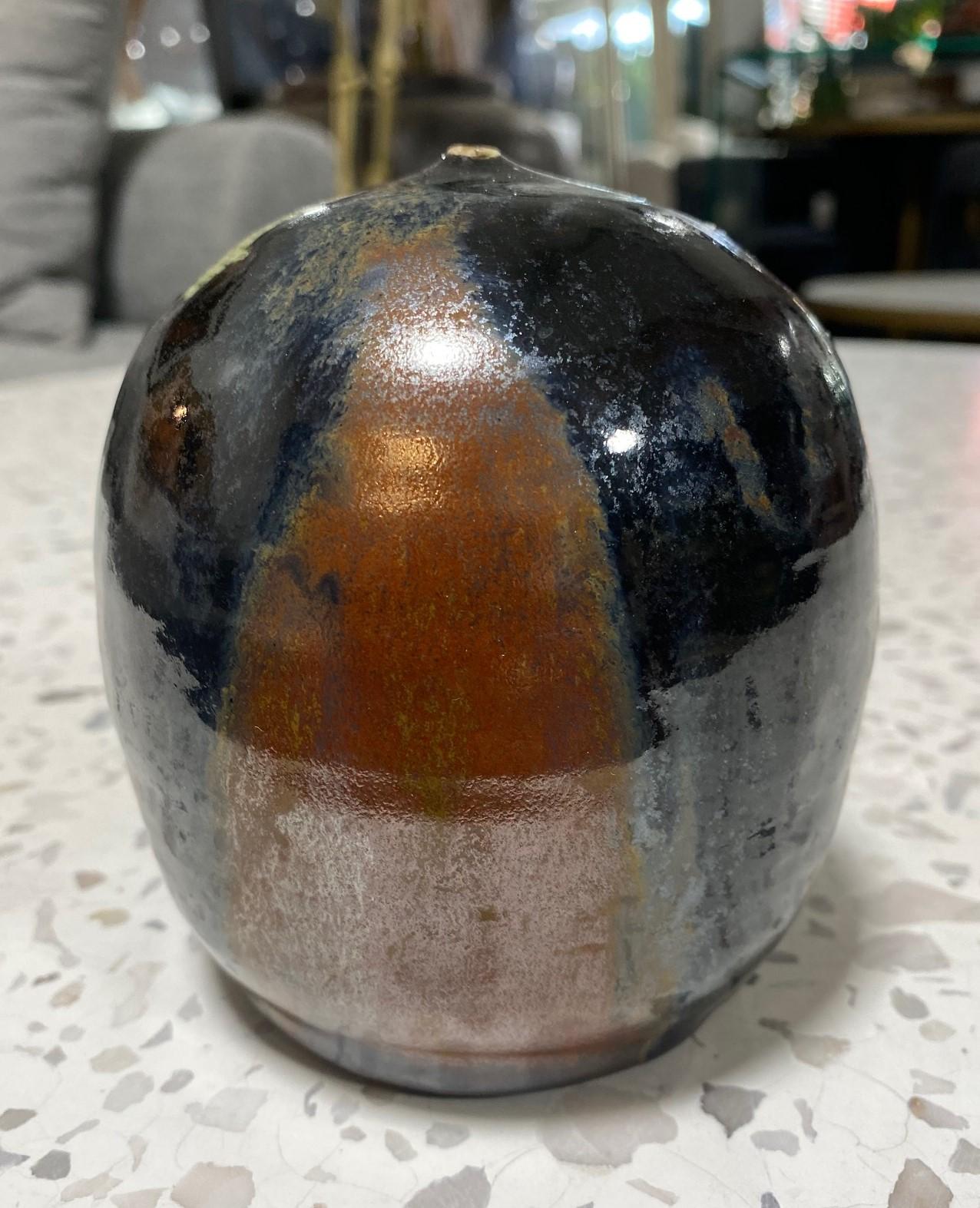 Cuit Tashiko Tazaezu Signed Japanese Studio Pottery Closed Form With Rattle Sculpture en vente