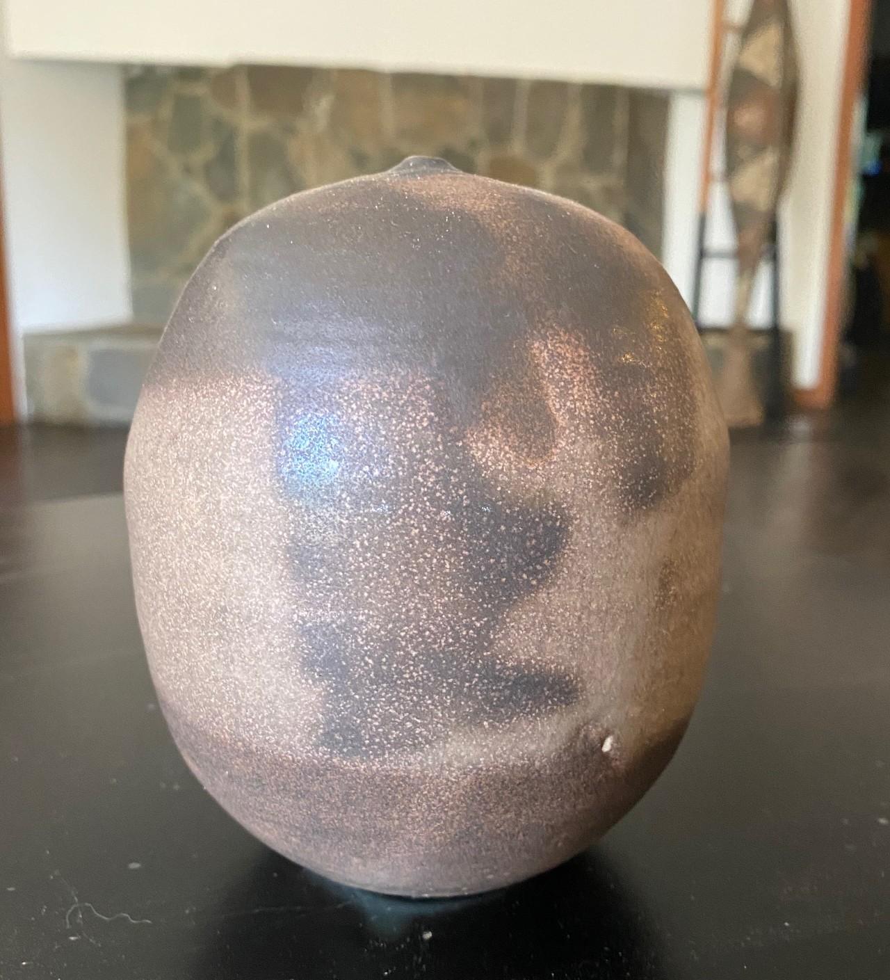 Cuit Tashiko Tazaezu Signed Japanese Studio Pottery Closed Form With Rattle Sculpture en vente