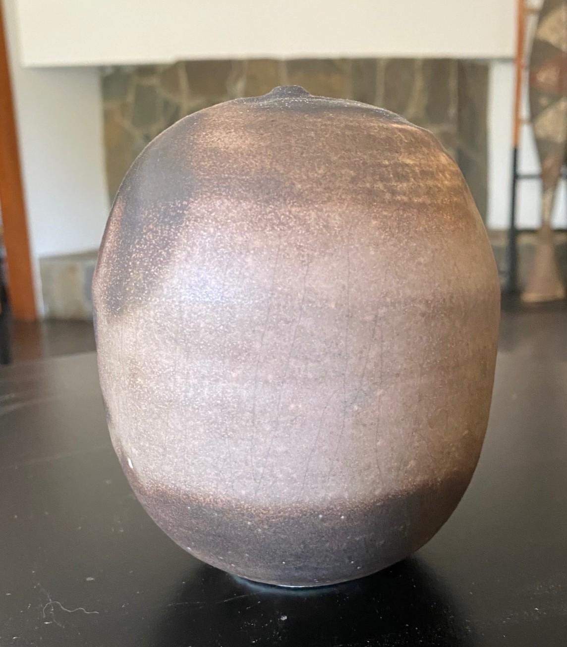 Tashiko Tazaezu Signed Japanese Studio Pottery Closed Form With Rattle Sculpture Bon état - En vente à Studio City, CA
