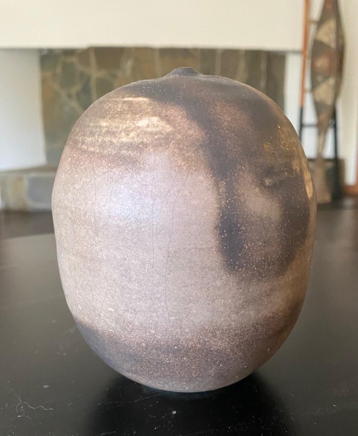 20ième siècle Tashiko Tazaezu Signed Japanese Studio Pottery Closed Form With Rattle Sculpture en vente