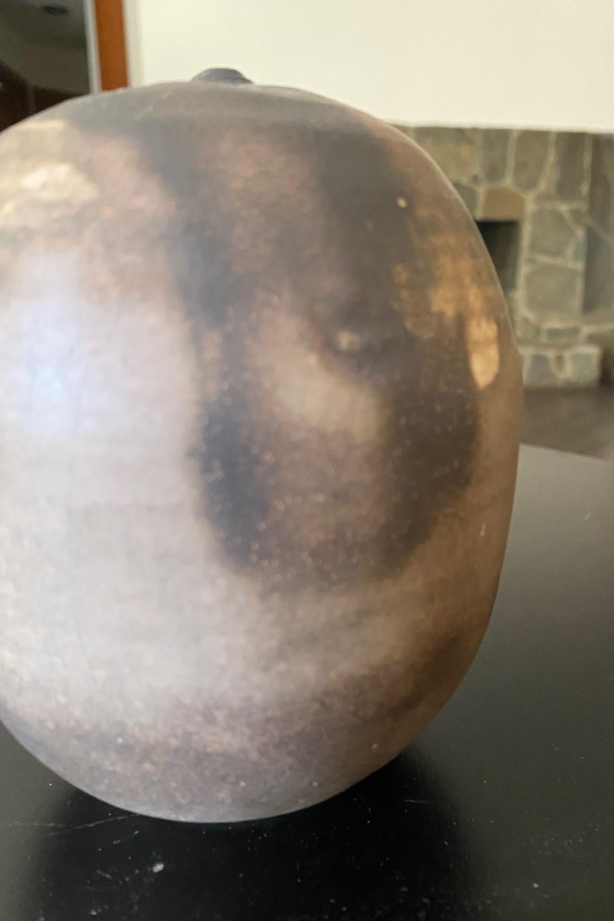 Porcelaine Tashiko Tazaezu Signed Japanese Studio Pottery Closed Form With Rattle Sculpture en vente