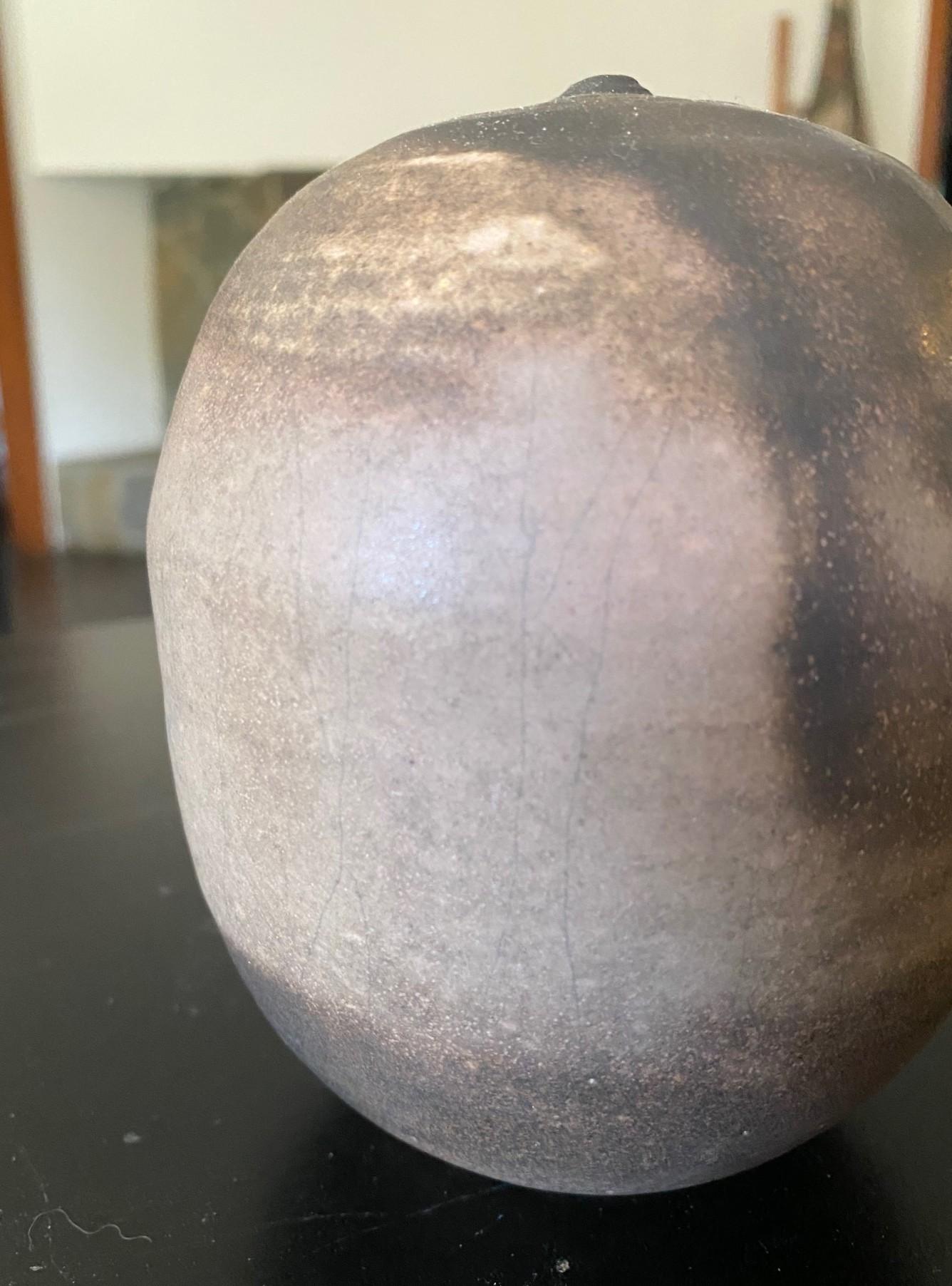 Tashiko Tazaezu Signed Japanese Studio Pottery Closed Form With Rattle Sculpture en vente 1