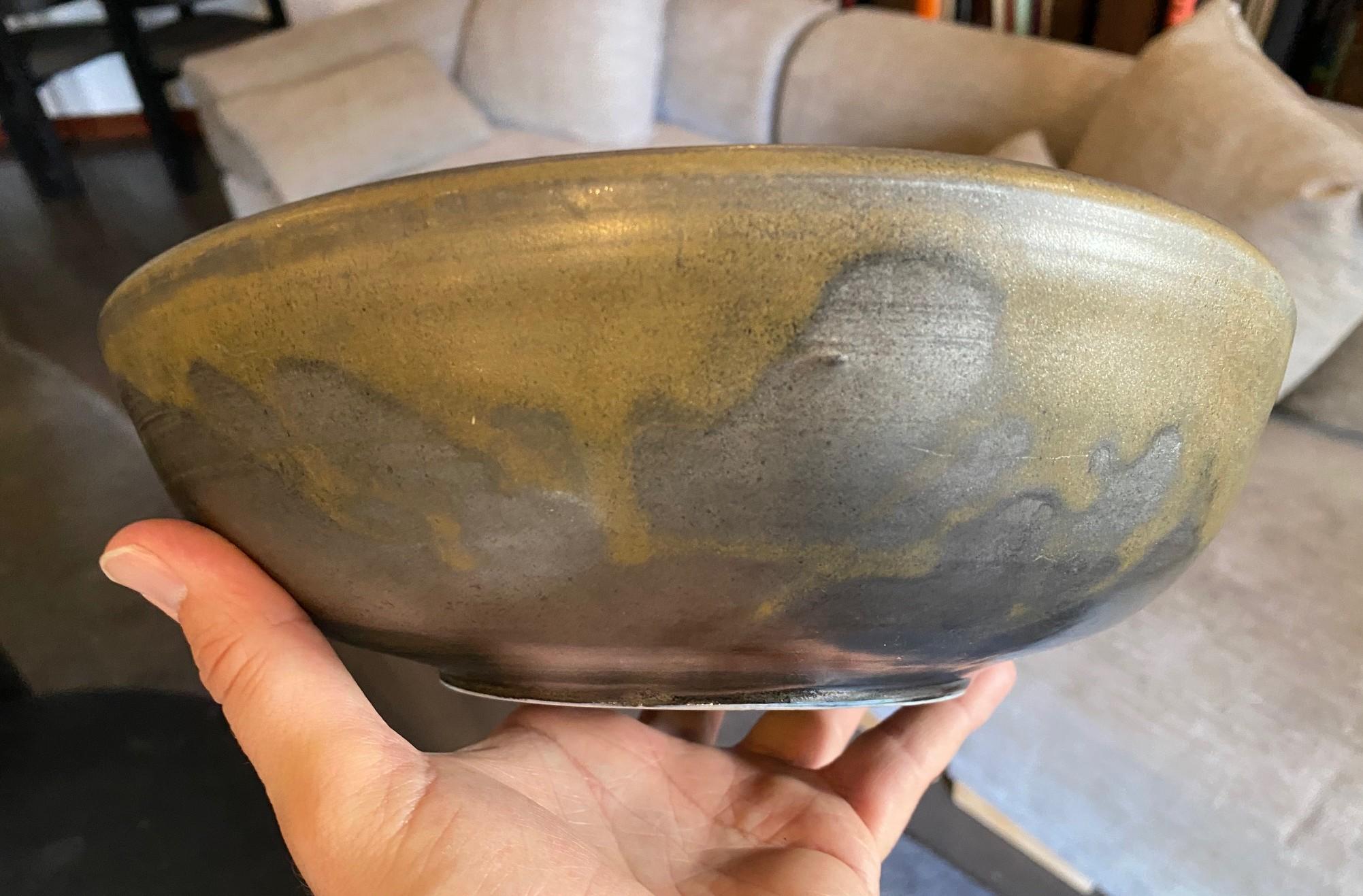 Cuenco de cerámica hawaiana japonesa moderna de mediados de siglo firmado por Tashiko Tazaezu en venta 5