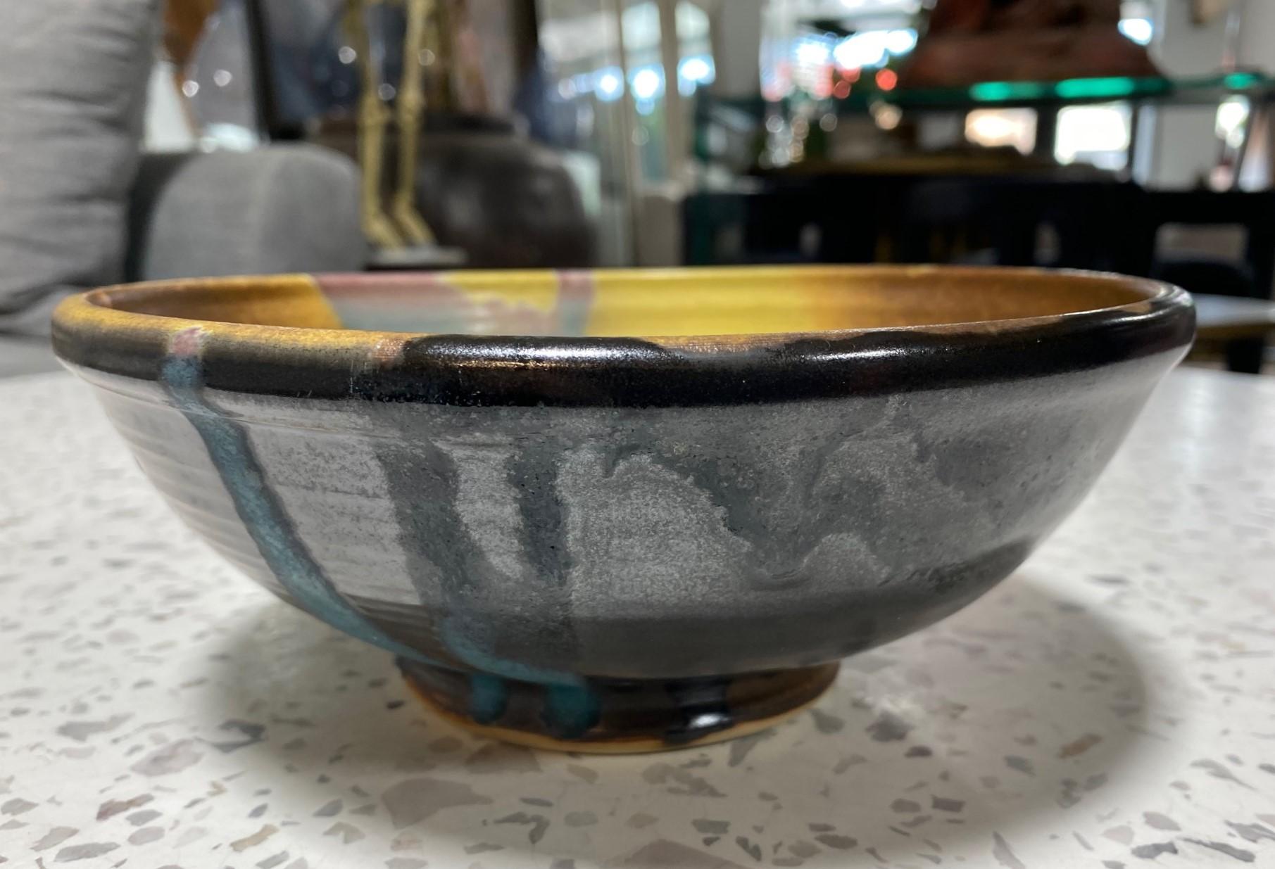 Tashiko Tazaezu Signed Mid-Century Modern Japanese Hawaiian Studio Pottery Bowl In Good Condition For Sale In Studio City, CA