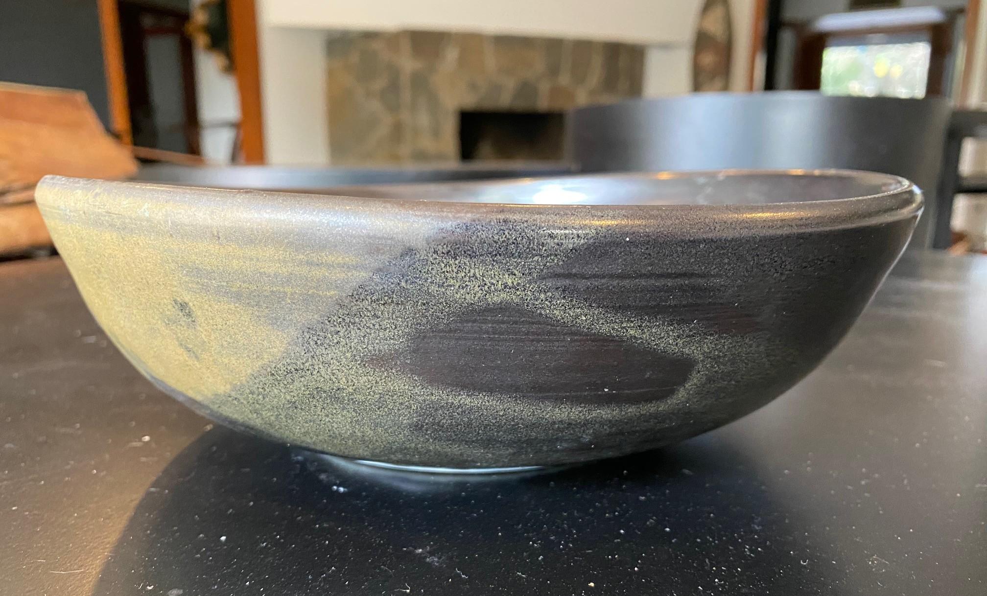 Cuenco de cerámica hawaiana japonesa moderna de mediados de siglo firmado por Tashiko Tazaezu Al fuego en venta