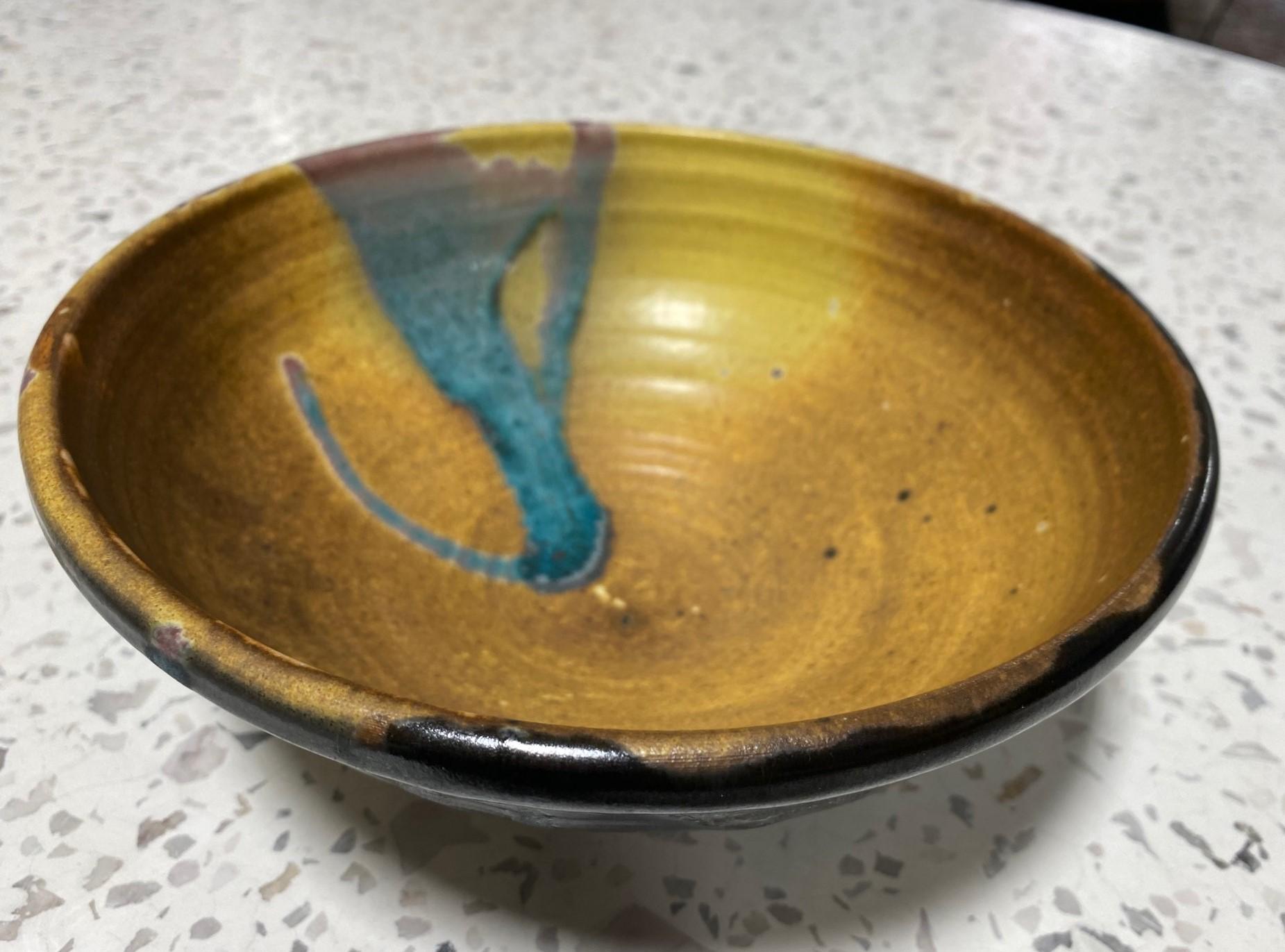 Tashiko Tazaezu Signed Mid-Century Modern Japanese Hawaiian Studio Pottery Bowl In Good Condition For Sale In Studio City, CA