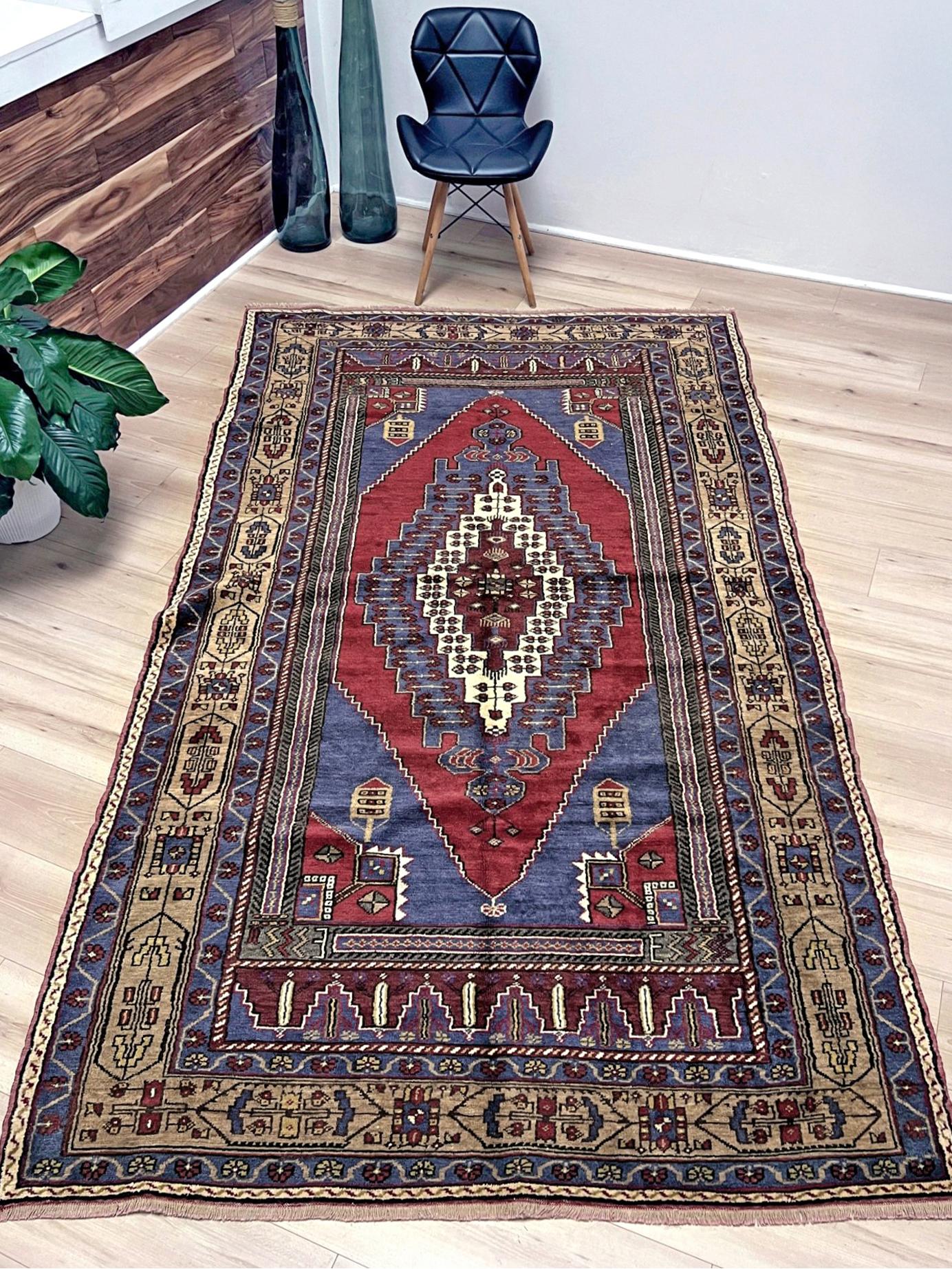Taspinar - • Vintage Handgefertigter Türkischer Blumenteppich (6' x 9') - • 1950er Jahre Anatolien (Böhmisch) im Angebot