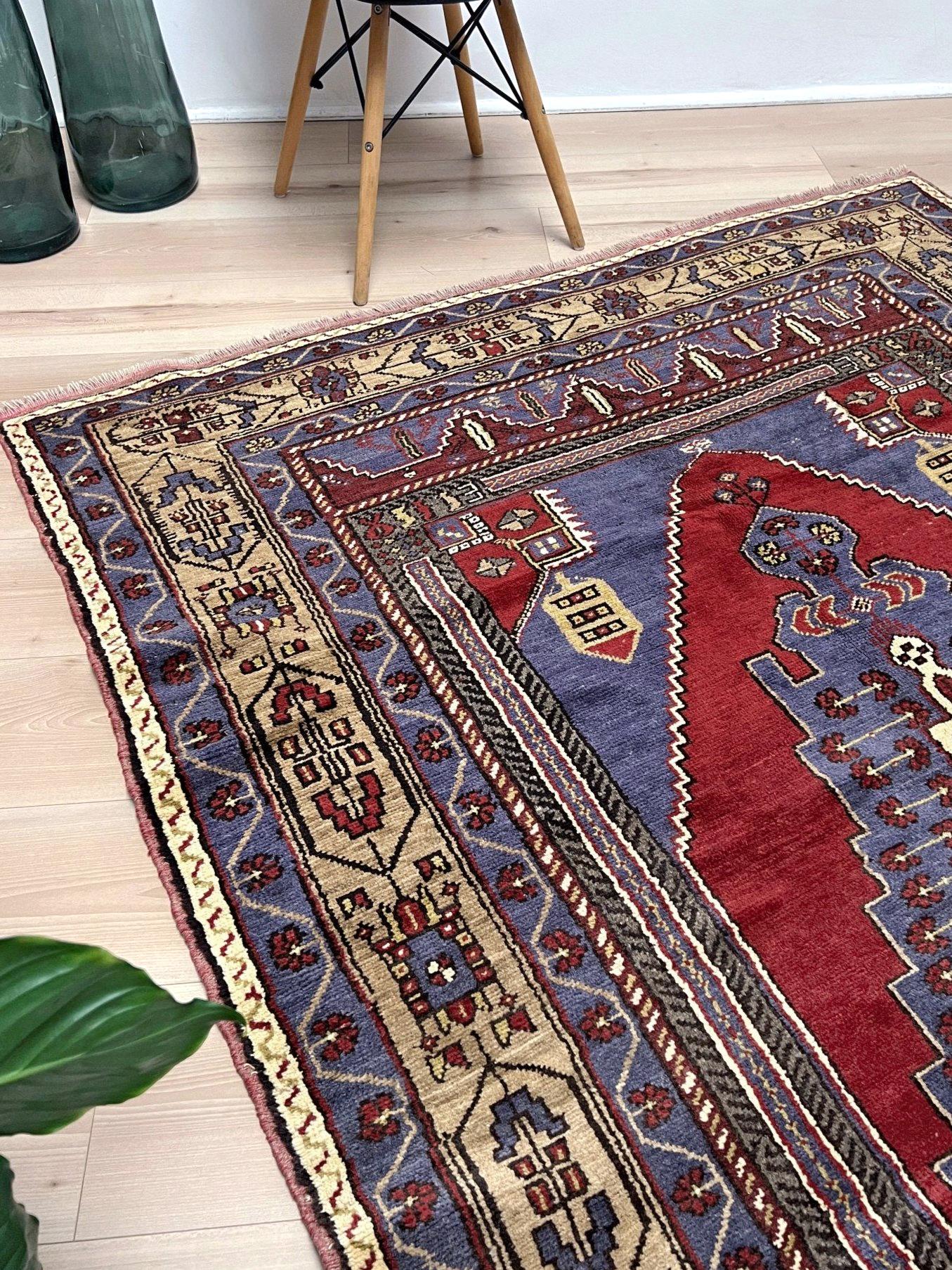 Taspinar - • Vintage Handgefertigter Türkischer Blumenteppich (6' x 9') - • 1950er Jahre Anatolien im Zustand „Gut“ im Angebot in Burlingame, CA