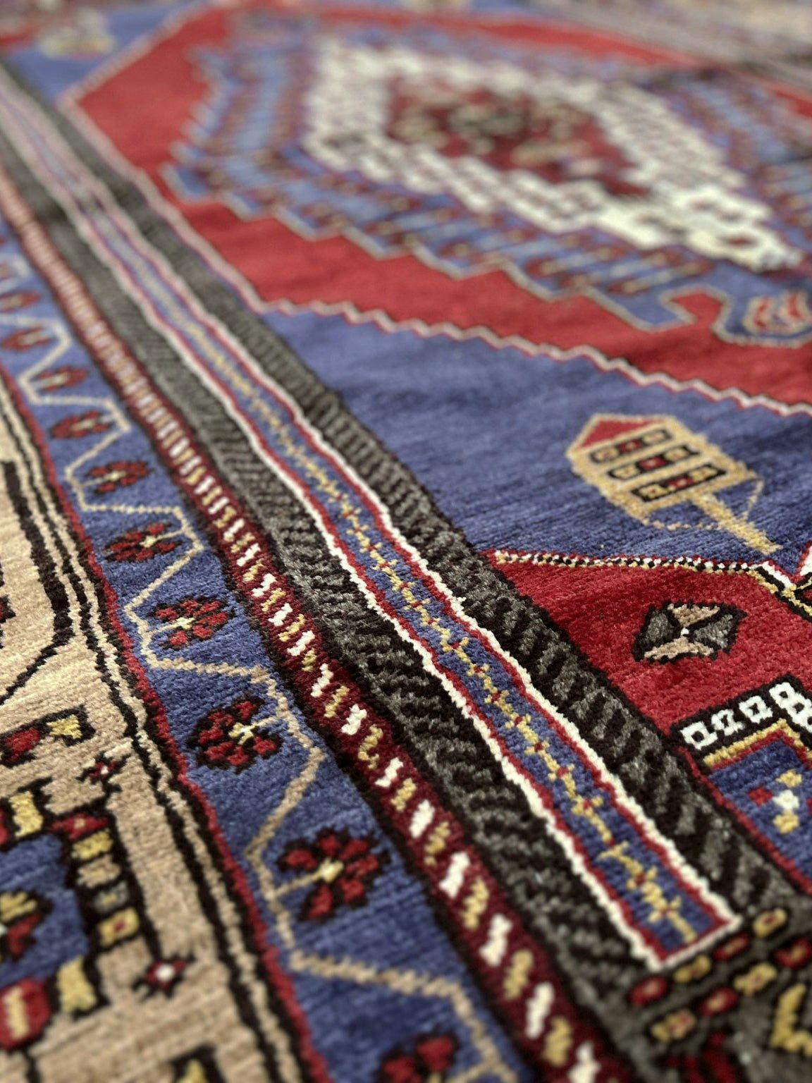 Taspinar - • Vintage Handgefertigter Türkischer Blumenteppich (6' x 9') - • 1950er Jahre Anatolien (Mitte des 20. Jahrhunderts) im Angebot