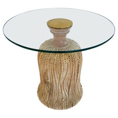 Mesa auxiliar tallada con borlas y tapa de cristal