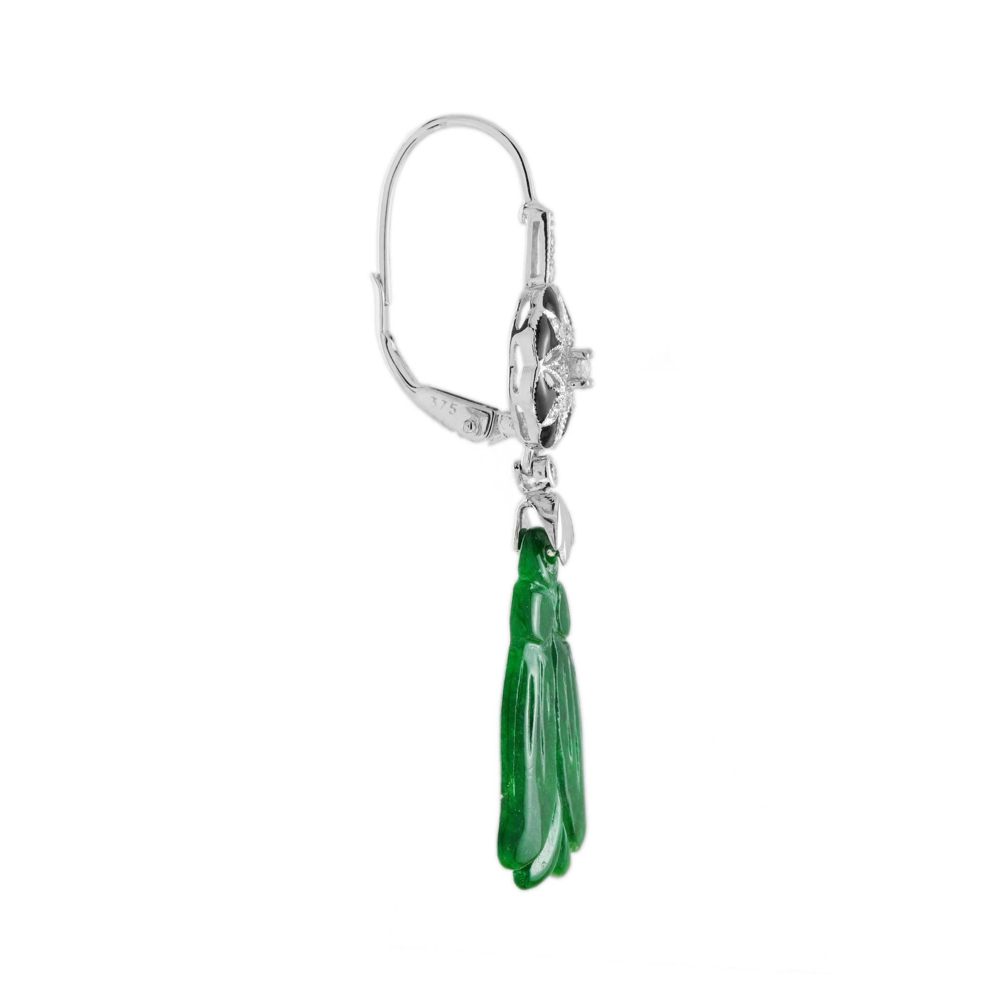 Die natürliche Jade in diesen schönen Ohrringen hat eine ganz besondere Form. Beide Stücke haben eine kräftige grüne Farbe und gut geschnitzte Quasten. Die Jade hängt in einer Fassung aus 9-karätigem Weißgold mit einem floralen Diamanten und Onyx