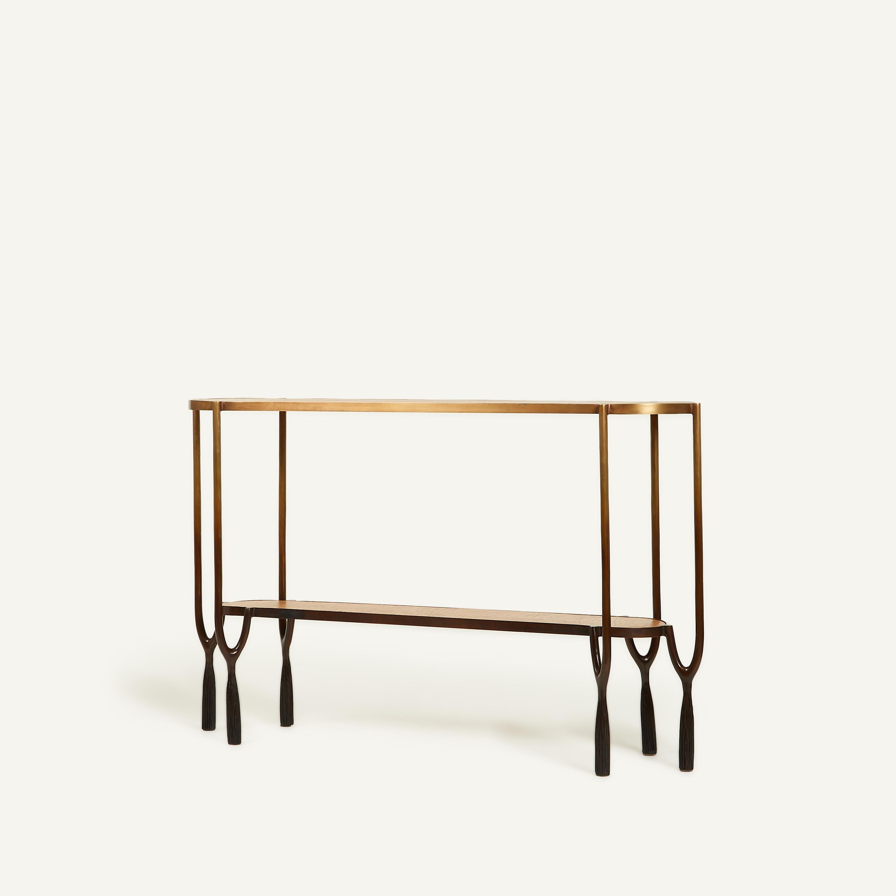 Console in stock e pronta per la spedizione / Disponibile per il ritiro in California.

Il nostro design Tassel è ornamentale e complesso, ricco di dettagli e con un'influenza orientale che merita uno studio attento. La base è in bronzo con finitura