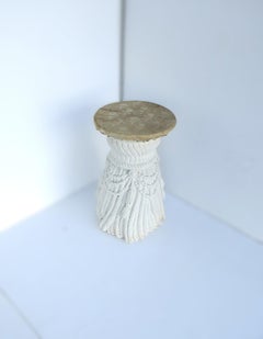 Tavolino portabevande in gesso con forma di nappe Trompe l'Oeil