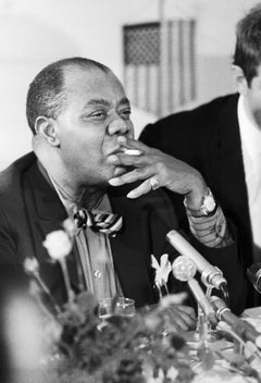 Louis Armstrong fumando un cigarrillo, Berlín 1965