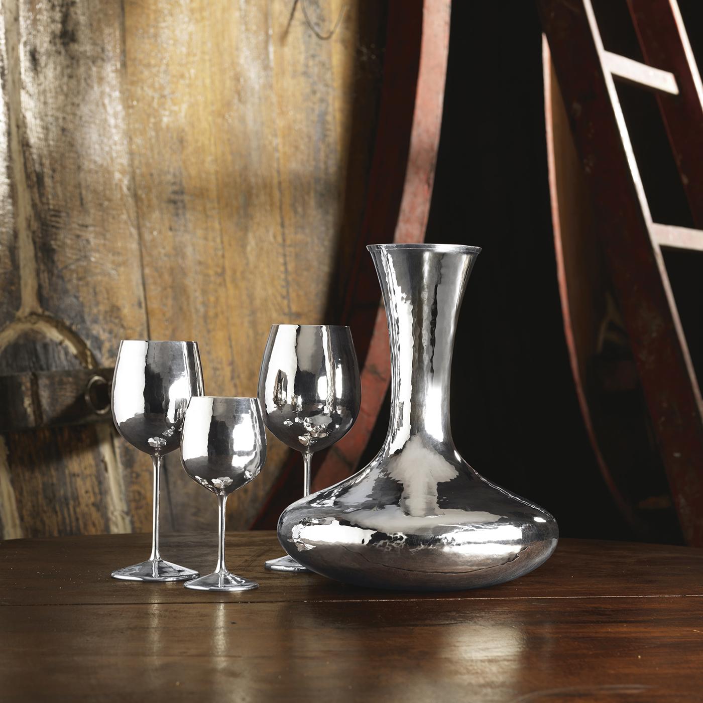 Ein elegantes und raffiniertes silbernes Weinglas. Dieser schlichte, minimalistische Artikel hebt das Bouquet und den Geschmack des Getränks hervor, ohne dessen Aroma oder Geschmack zu verändern. Silber ist für seine antibakteriellen und