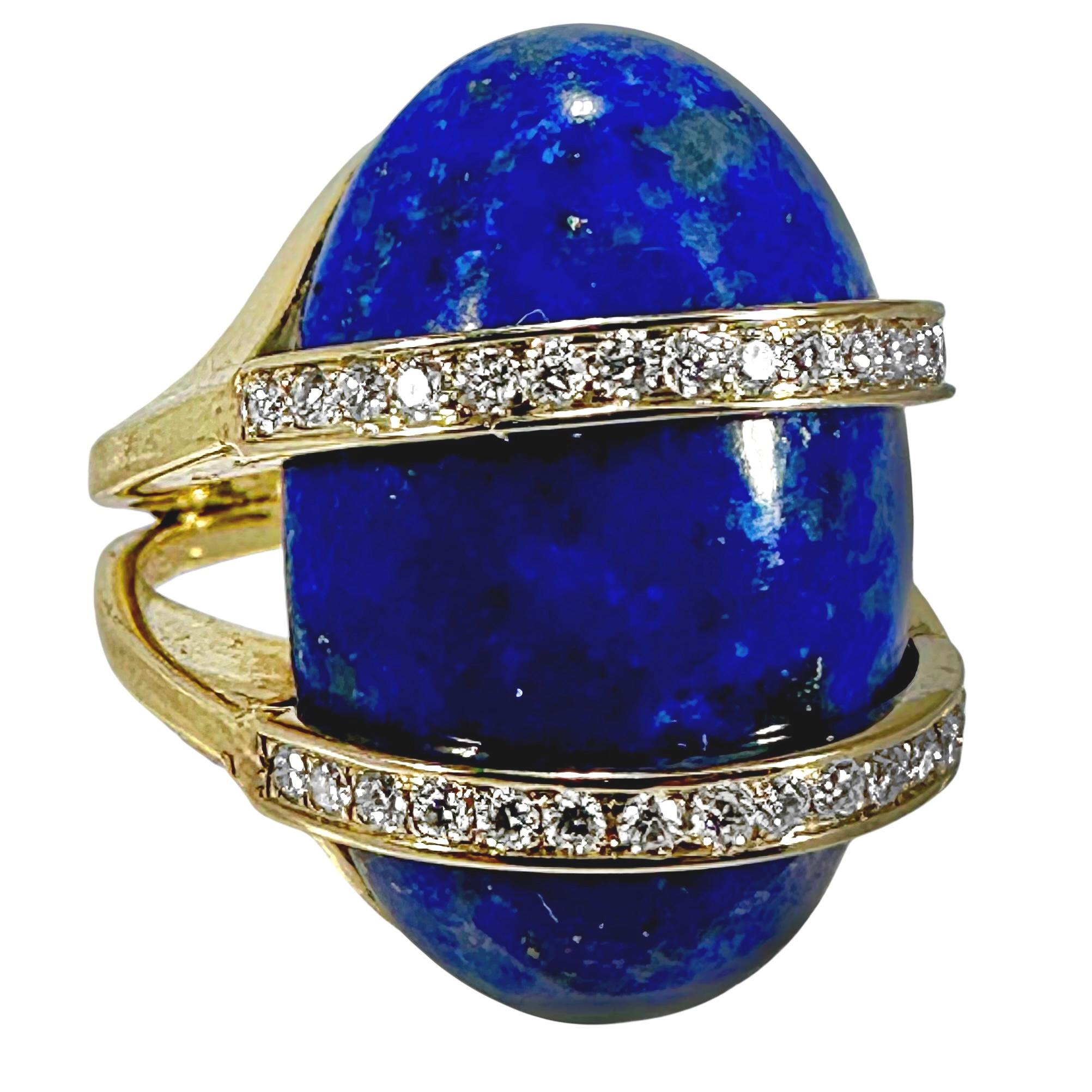 Este precioso anillo vintage de oro amarillo de 14 quilates, lapislázuli y diamantes,  es de buen gusto y cautivadora en todos los aspectos. Diseñados y fabricados en Alemania con la precisión que les caracteriza.  El área de diseño del anillo mide