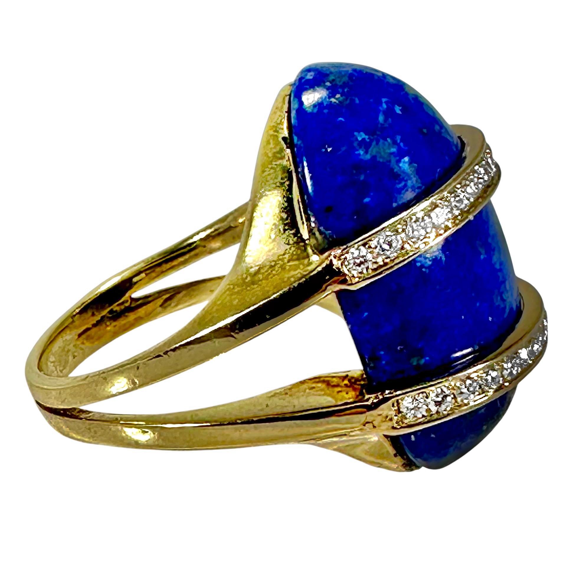 Anillo de buen gusto de oro amarillo de 14 quilates con forma ovalada de lapislázuli y diamantes fabricado en 1973 Moderno en venta