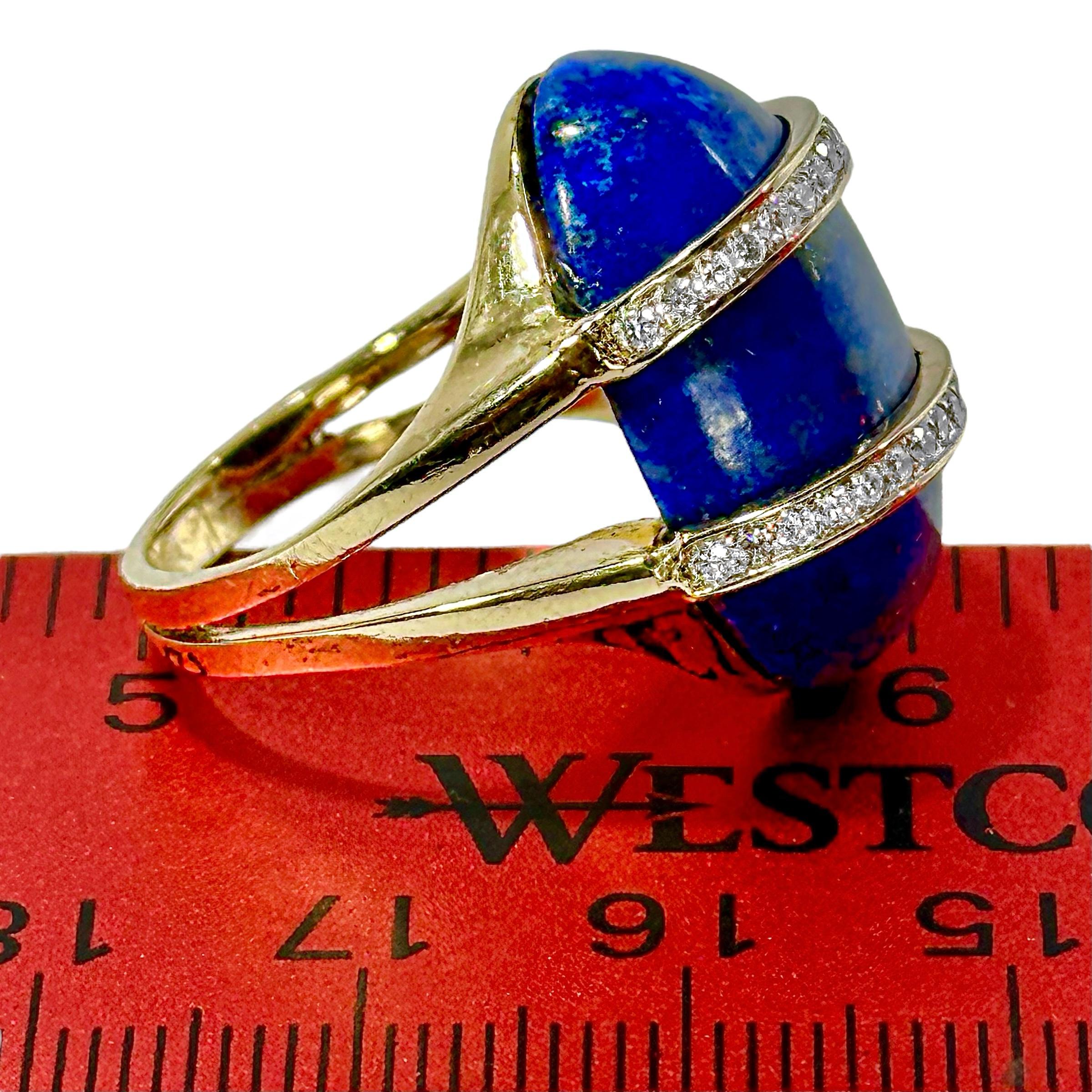 Anillo de buen gusto de oro amarillo de 14 quilates con forma ovalada de lapislázuli y diamantes fabricado en 1973 en venta 1