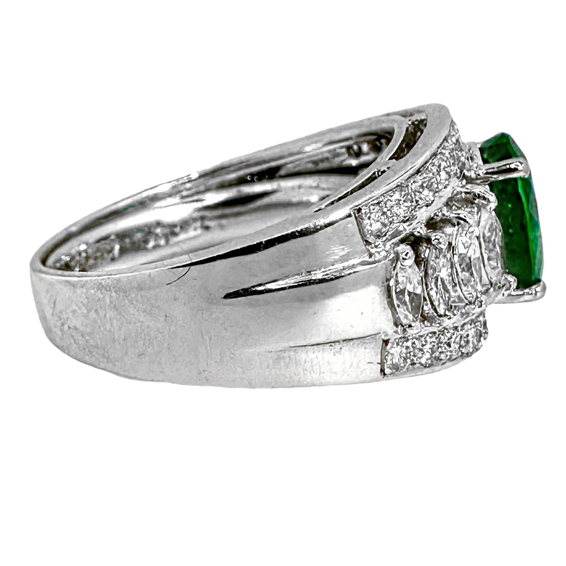 Tasteful 18K White Gold Emerald and Diamond Cocktail Ring In Good Condition For Sale In Palm Beach, FL