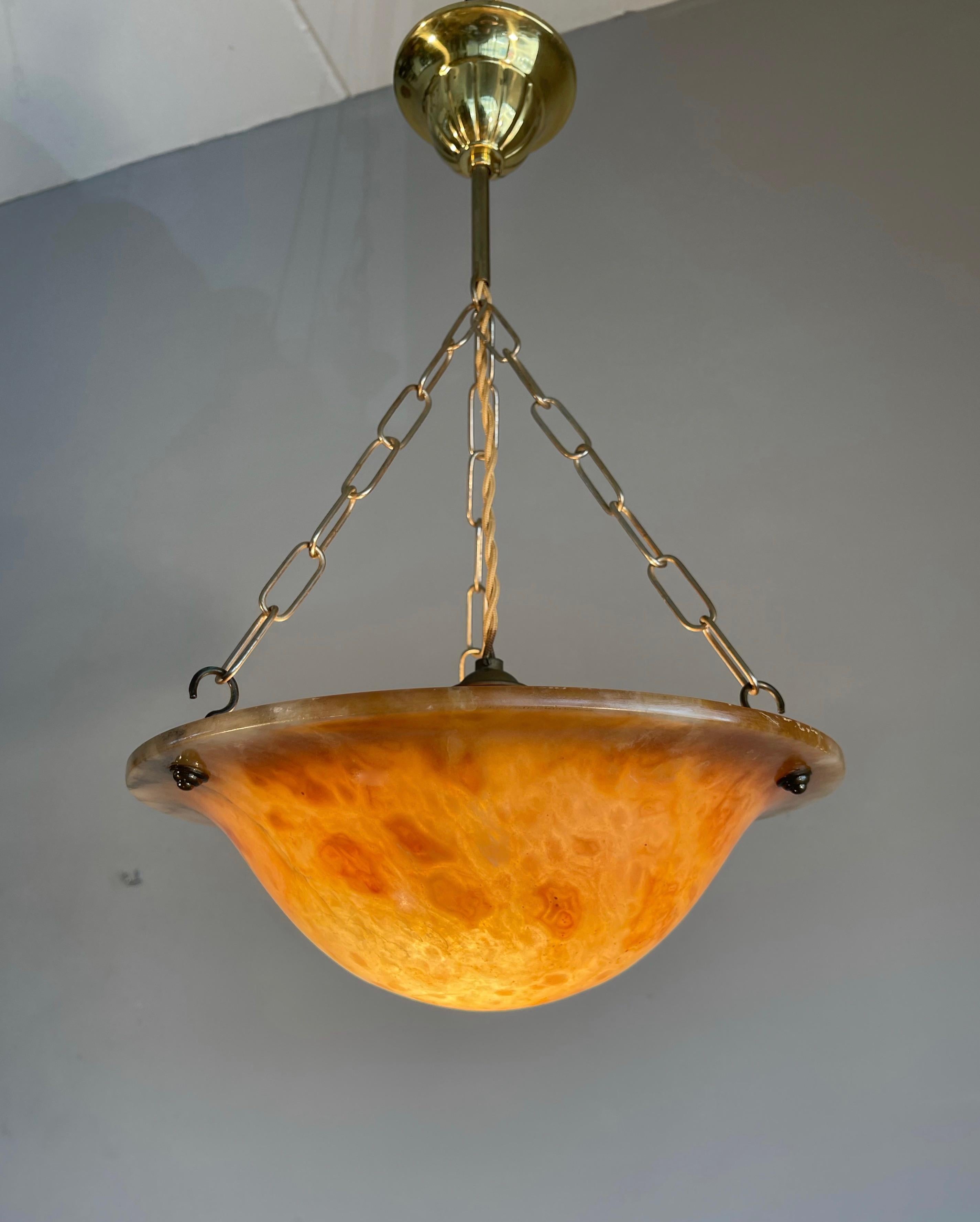 20ième siècle Rare lampe à suspension / plafonnier Art Déco ancien en albâtre et laiton sculpté à la main en vente