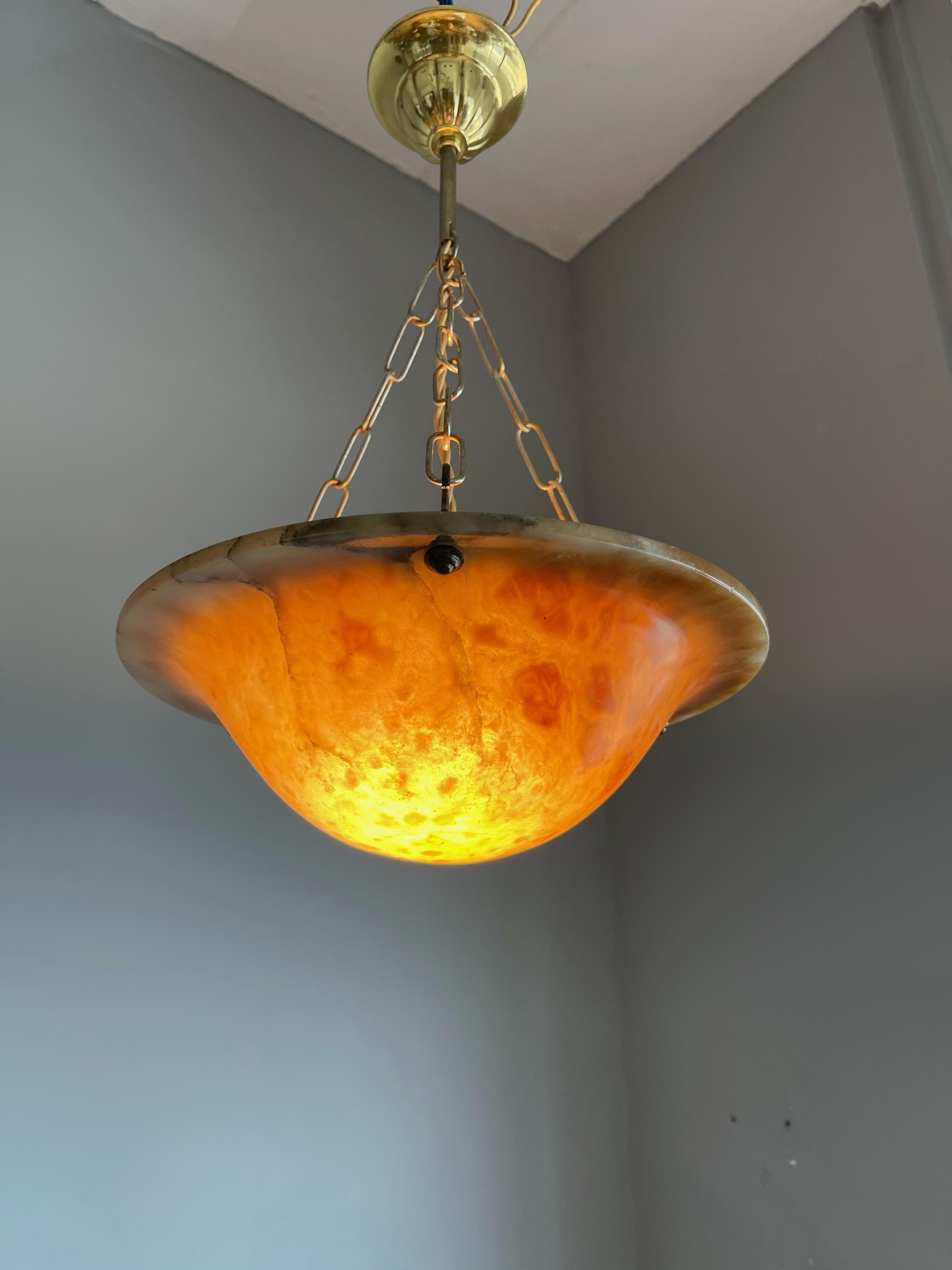 Laiton Rare lampe à suspension / plafonnier Art Déco ancien en albâtre et laiton sculpté à la main en vente