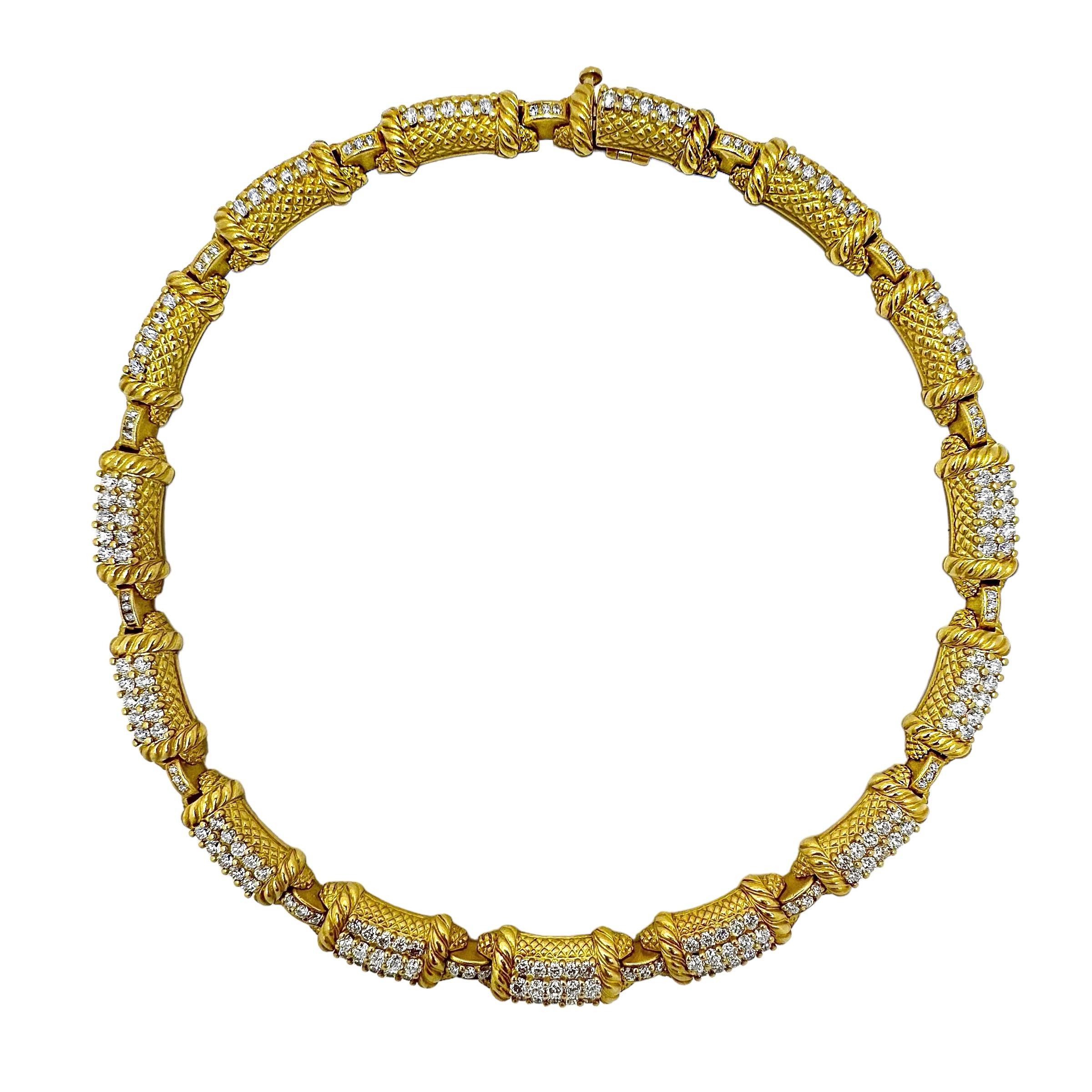 Dieses elegante Collier aus 18 Karat Gelbgold von Judith Ripka besteht aus 15 größeren Gliedern, die mit 15 Diamanten pro Glied besetzt sind, und 15 schmalen Verbindungsgliedern, die mit je 3 Diamanten pro Glied besetzt sind. Die größeren Glieder