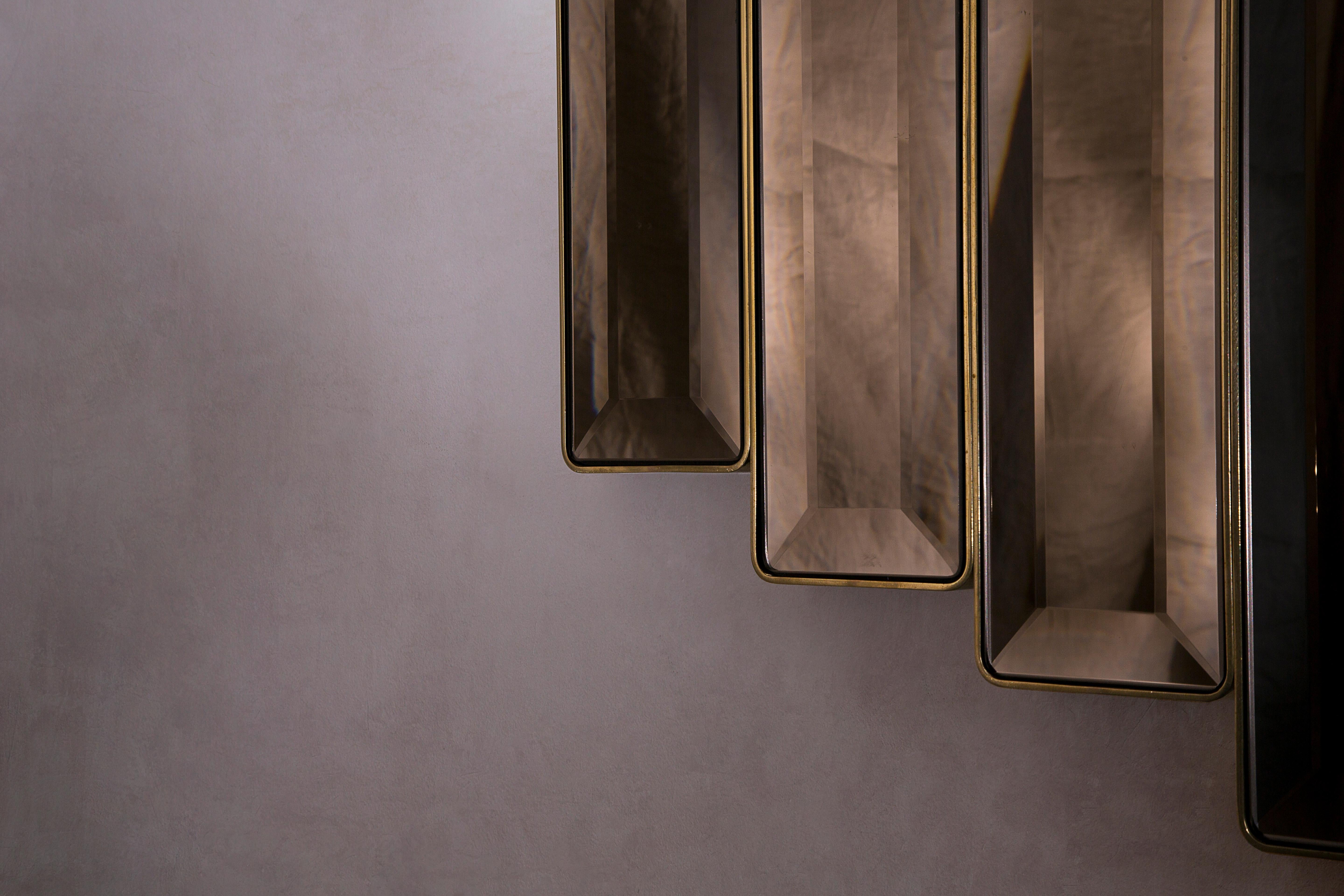 Minimaliste Miroir mural Tata - Acier noirci - Fait main en Grande-Bretagne en vente