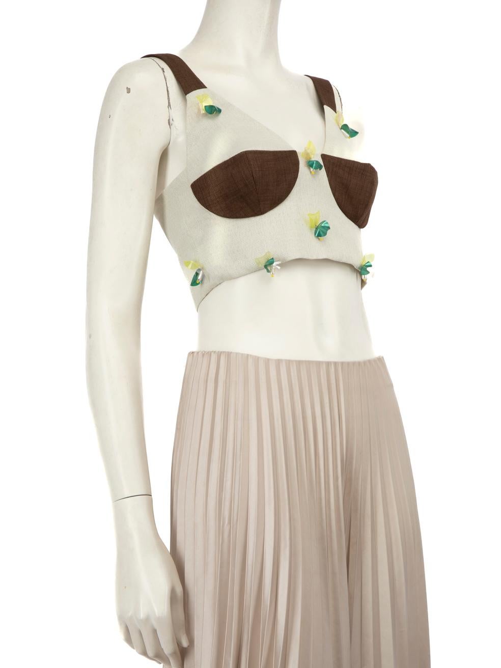 L'ÉTAT est très bon. Il n'y a pratiquement pas d'usure visible sur le dessus de cet article de revente d'occasion de Tata Naka designer.
  
  Détails
  
  
  Beige 
  
  Polyester 
  
  Débardeur
  
  Sans manches
  
  Silhouette moulante
  
 