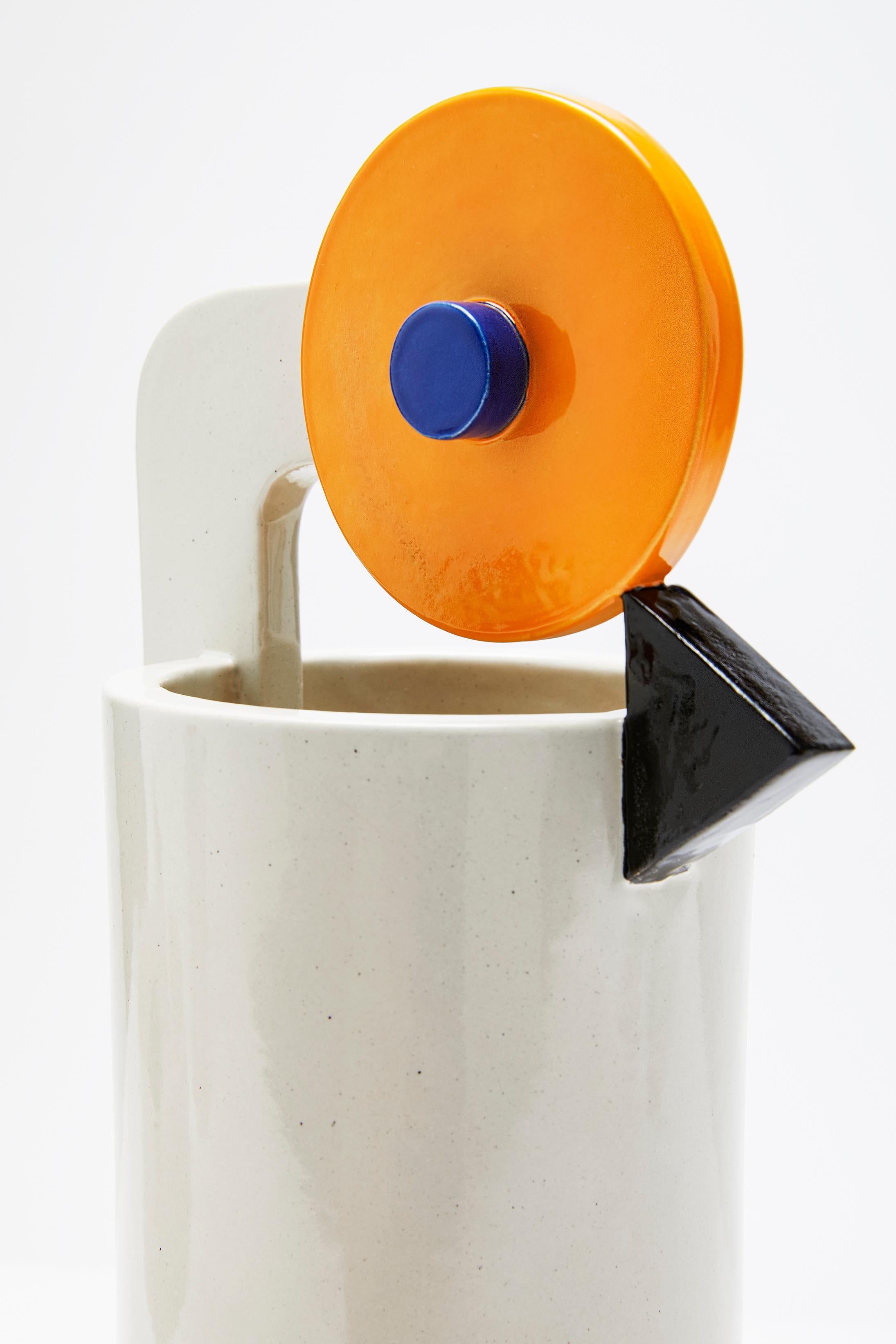 Space M est une collection de vases en céramique émaillée composée de cinq éléments.u2028Cette édition spéciale a été réalisée à l'occasion de la récente exposition Miró-Picasso au musée Picasso de Barcelone
La palette de couleurs de Mirò a été