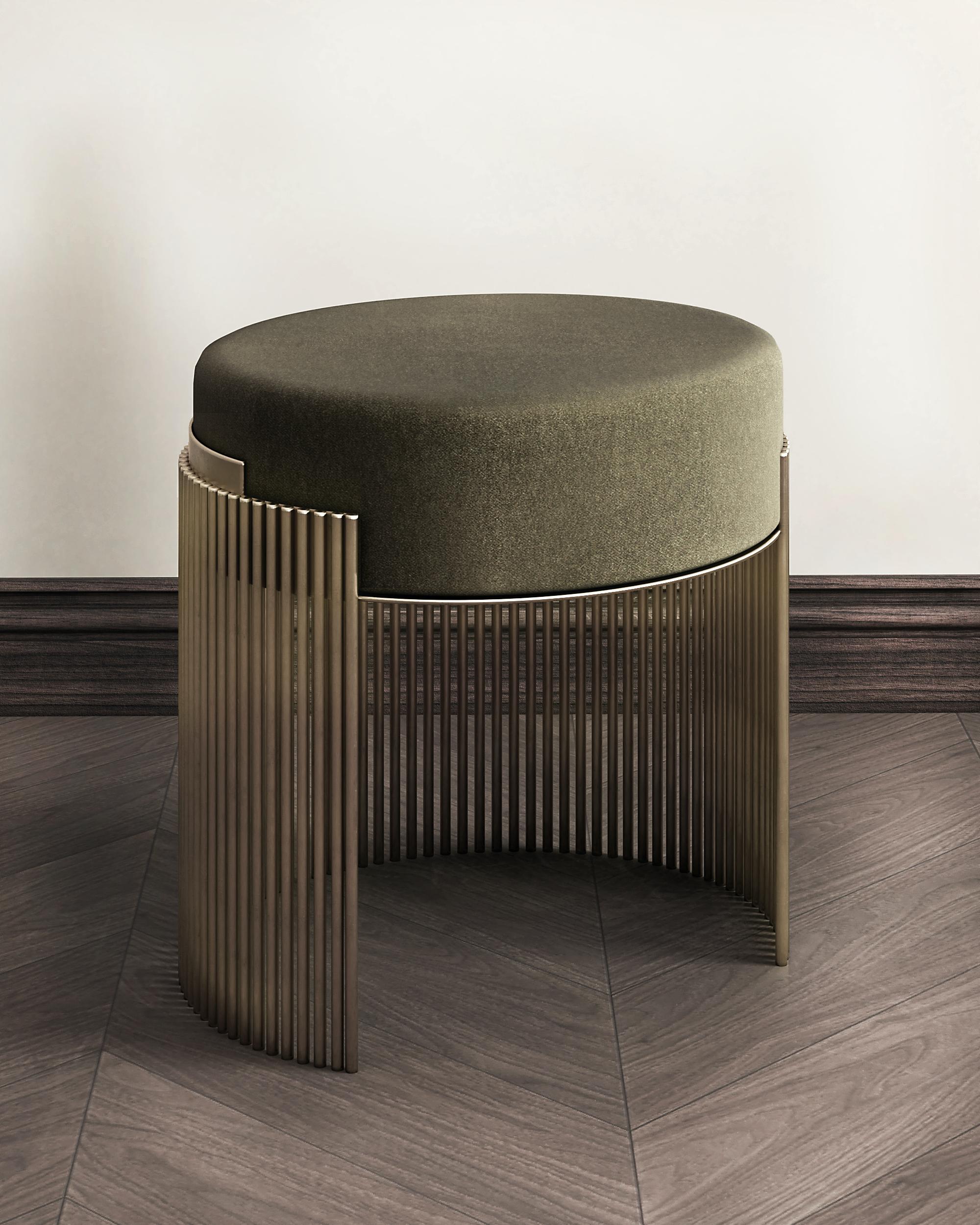 Tabouret Tata du Studio Uwe Gaertner
Dimensions : D 36 x L 40 x H 42 cm.
Matériaux : Laiton et tissu Kvadrat Vidar 4 (no. 972) (94% laine vierge, et 6% nylon).

Malgré sa petite taille, le tabouret ADS s'impose dans tous les espaces, ajoutant une