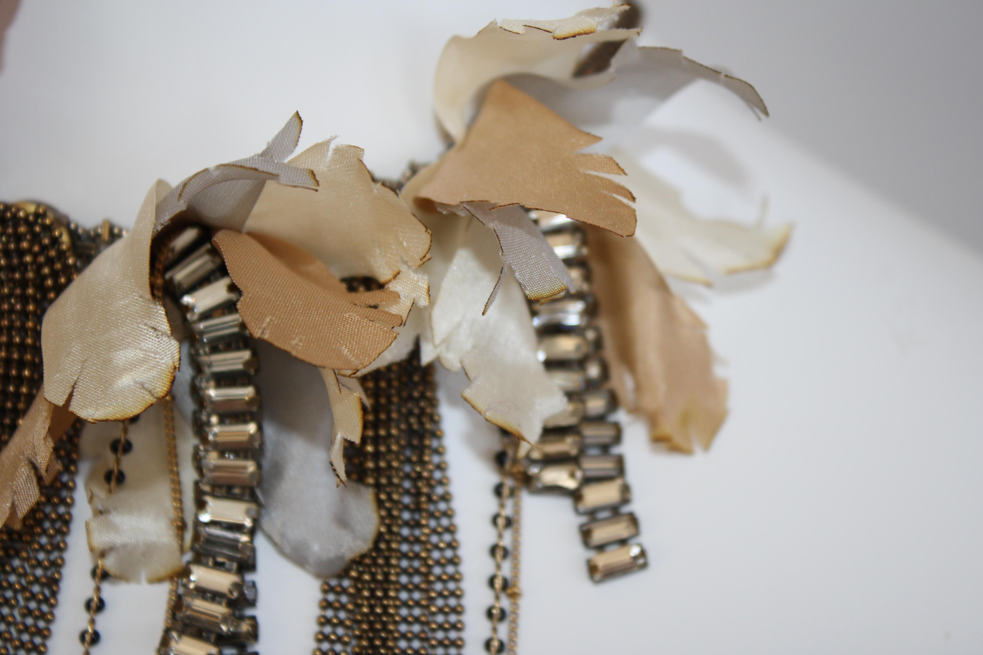 Tataborello Floral-Halskette aus Kristall, Glas, Band und Messing im Zustand „Neu“ im Angebot in Virginia Beach, VA