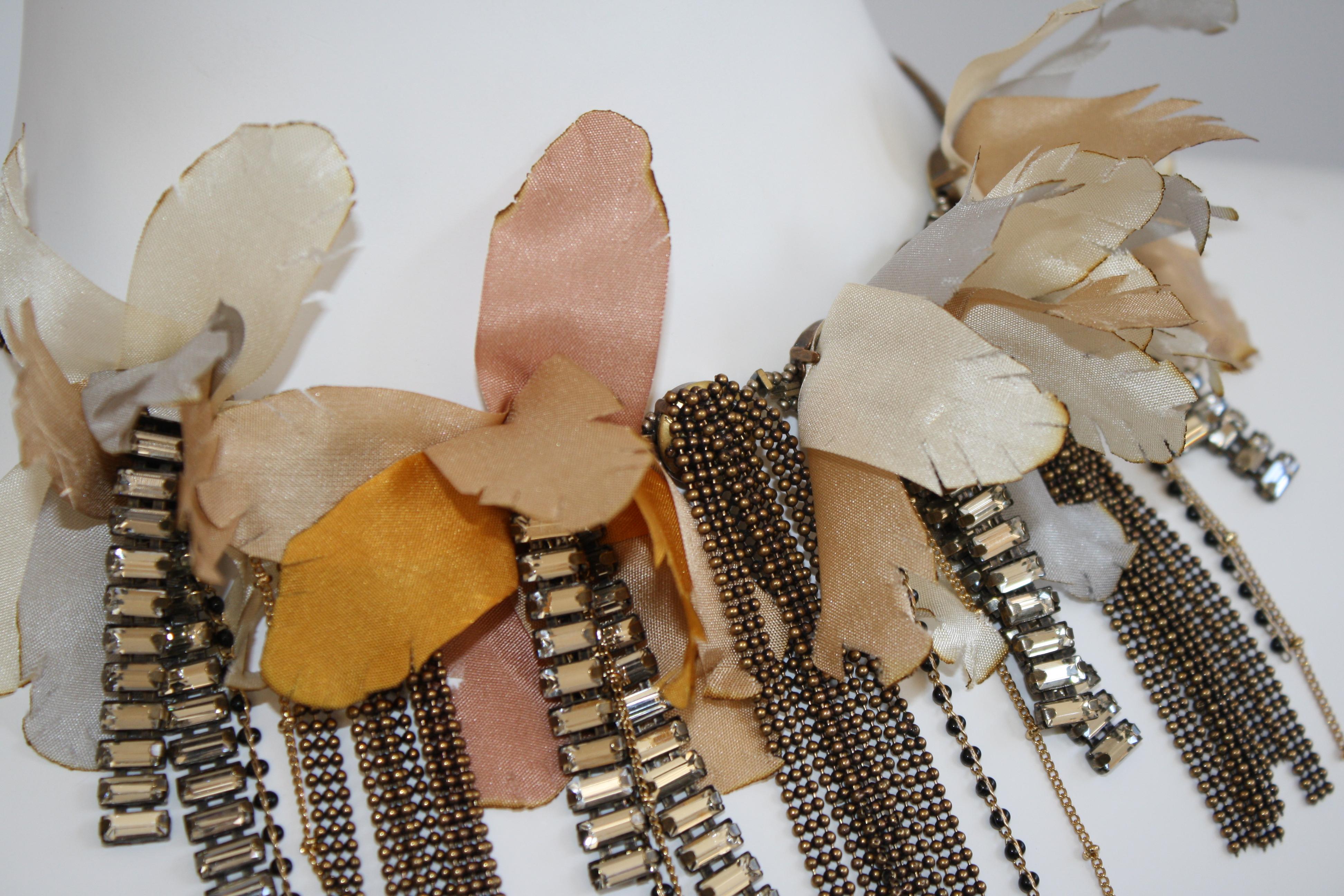 Tataborello Floral-Halskette aus Kristall, Glas, Band und Messing Damen im Angebot