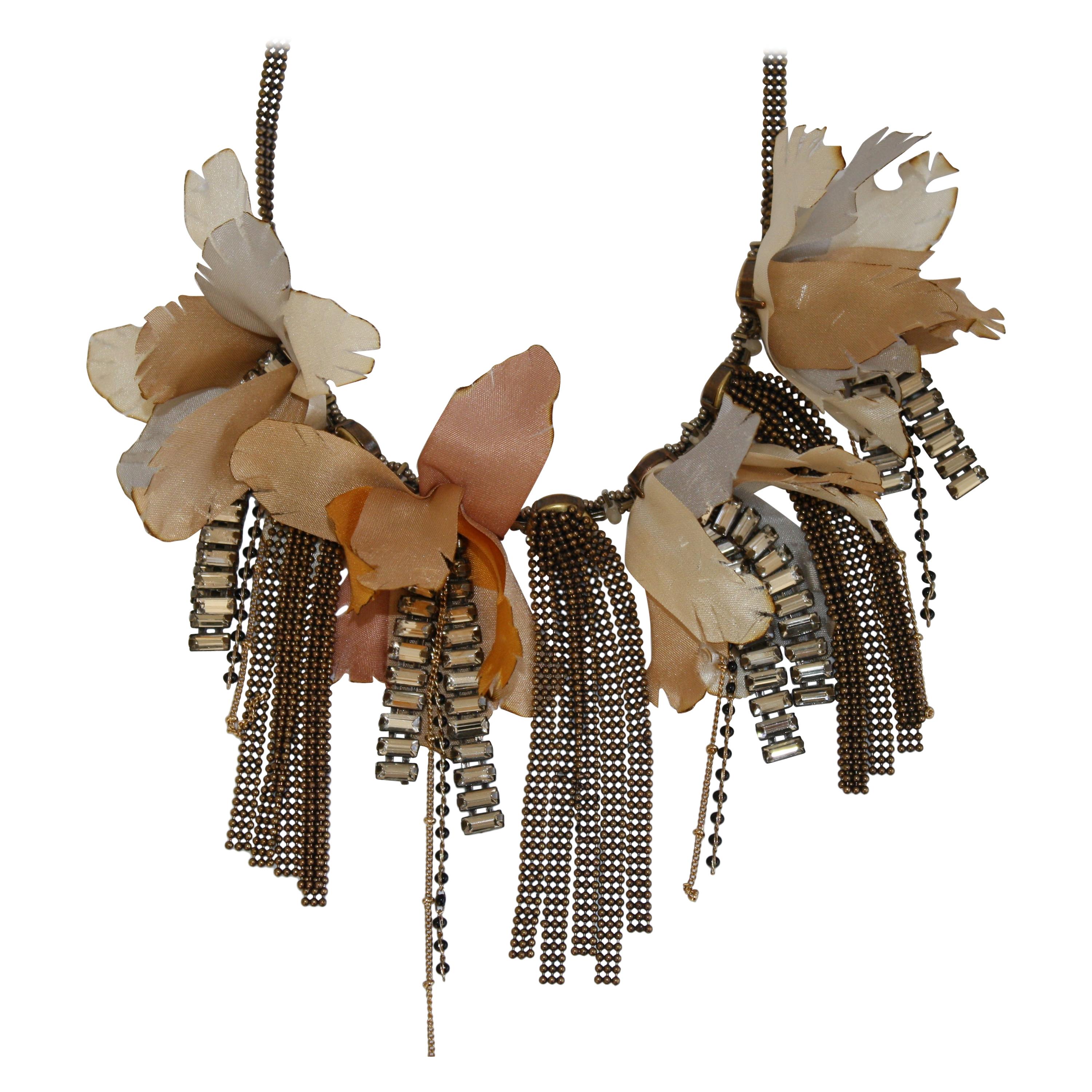 Tataborello Floral-Halskette aus Kristall, Glas, Band und Messing im Angebot