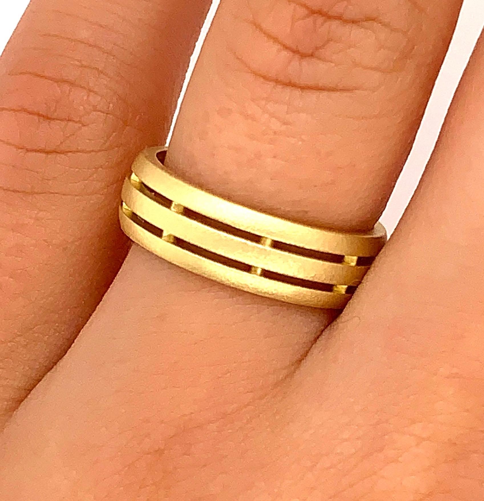 TATE Fence Band 18 Karat Green Gold Ring In New Condition For Sale In New York, NY