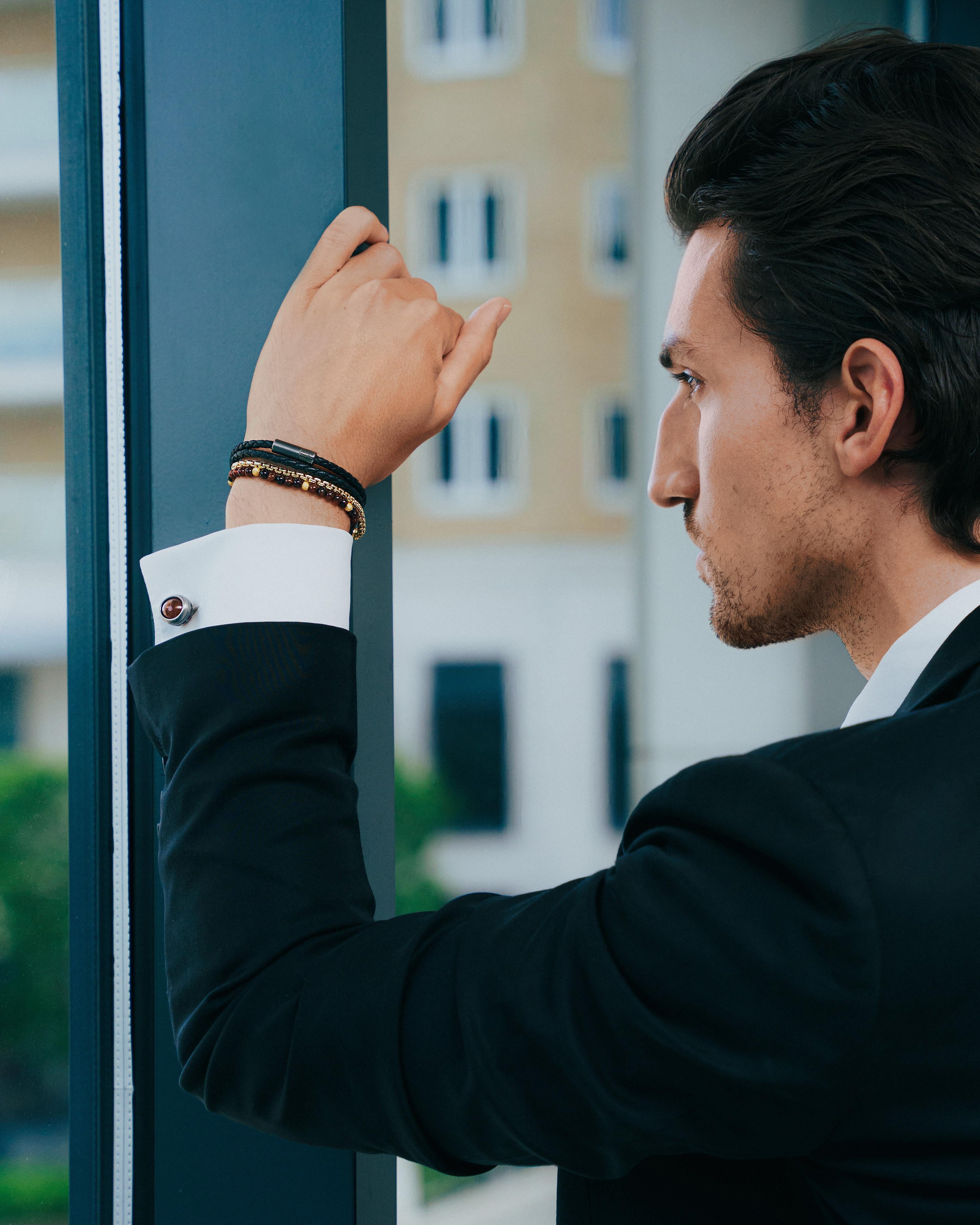 Esta pulsera está fabricada con auténtica piel italiana y se abrocha con un cierre cilíndrico de tubo desplegable de plata de ley rodiada en negro muy pulido, con grabado láser de alta precisión realizado en nuestros talleres italianos. Estará bien