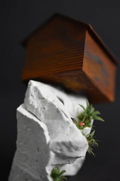 « Off the Edge », technique mixte, miniature, paysage, sculpture, maison, orange, rouille