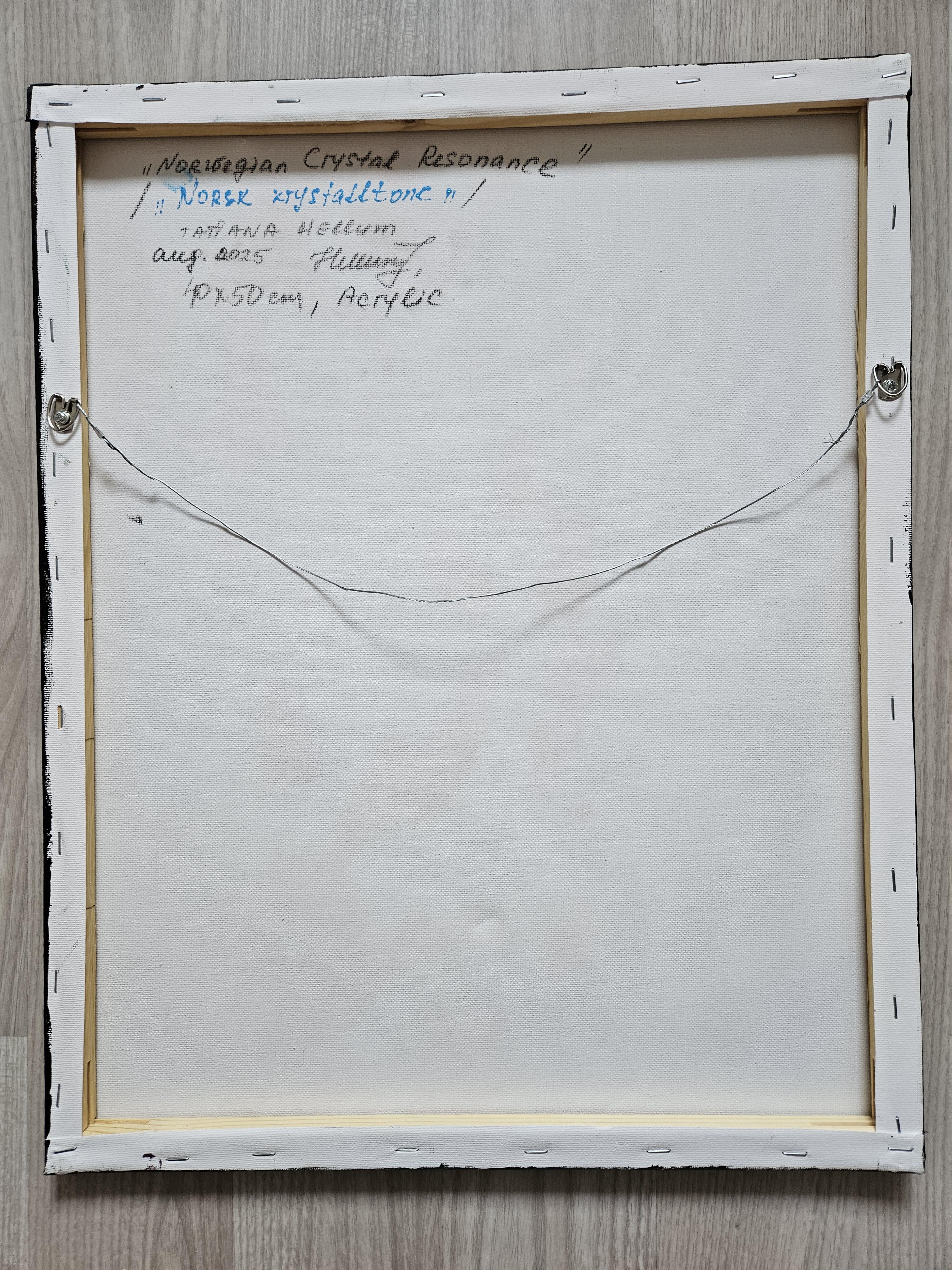 Norwegian Crystal Tone (Norsk Krystalltone) fängt die Essenz der nördlichen Klarheit ein - dieses seltene Gleichgewicht, in dem raues Terrain auf leuchtende Luft trifft. Das Werk ist inspiriert von der Naturlandschaft in der Nähe von Bodø in