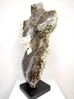 Serie Anais: Emergence. torso femminile in ceramica con fiori di porcellana