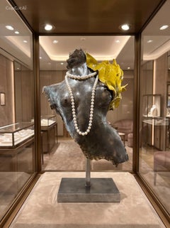 Solis. Serie "Emergence". Scultura femminile in ceramica dai toni del bronzo e del giallo