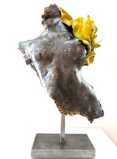 Solis. „Emergence“-Reihe. Weibliche Keramikskulptur in Bronze- und Gelbtönen