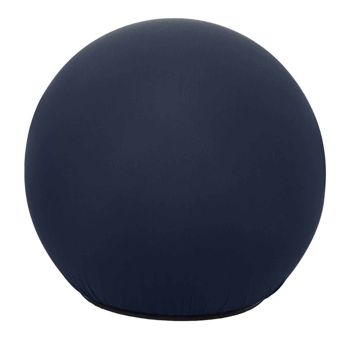 Alliant design moderne et confort ergonomique, le pouf bleu Tatino de Denis Santachiara (1997) s'impose dans tous les espaces. Sa couleur bleu profond ajoute une touche de sophistication, tandis que sa forme sphérique compacte offre une grande