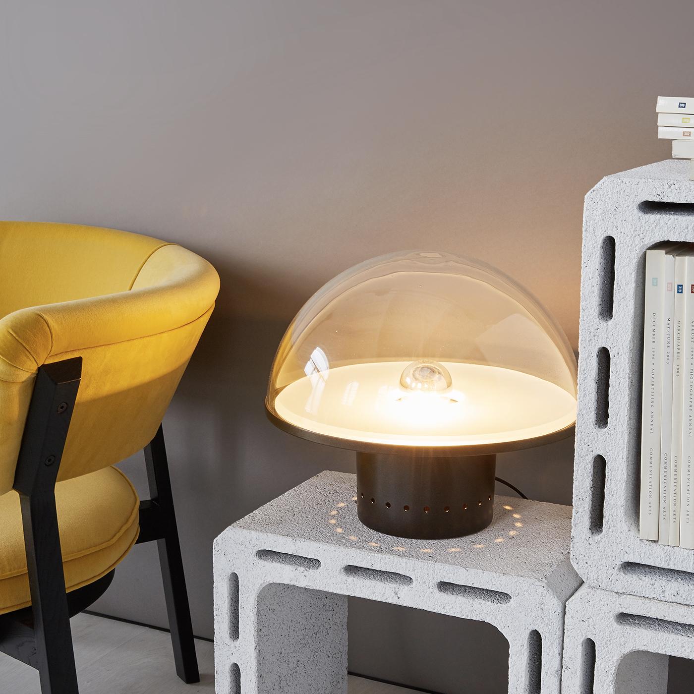 Lampe de table « Siderea » d'Alberto Rosselli en Manganese pour Tato Italia

Conçue en 1969 et inspirée par l'alunissage historique, cette pièce a été créée par Alberto Rosselli qui a travaillé, entre autres projets, à l'édifice emblématique de