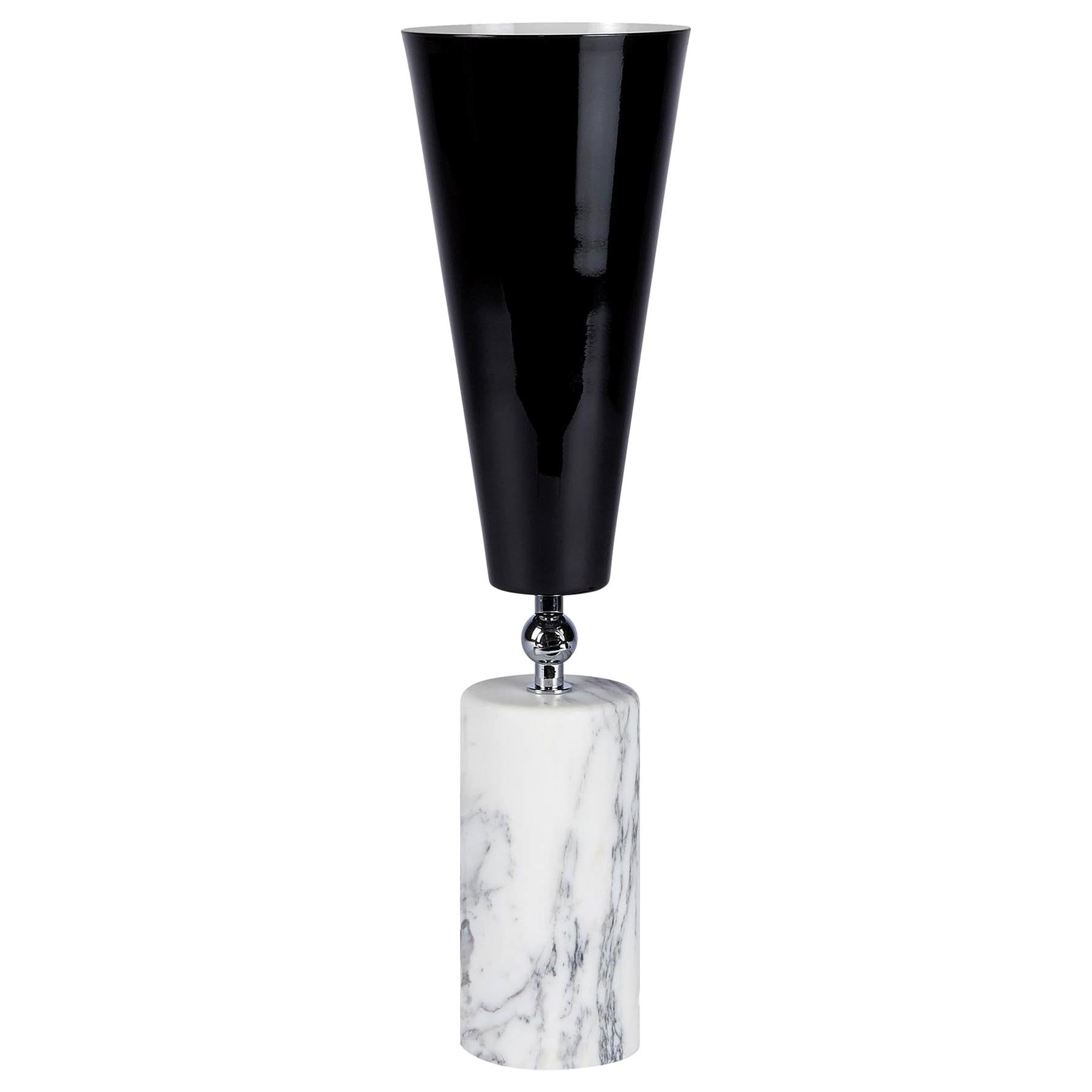 Tato Italia 'Vox' Tischlampe aus weißem Carrara-Marmor, Chrom und glänzendem Schwarz