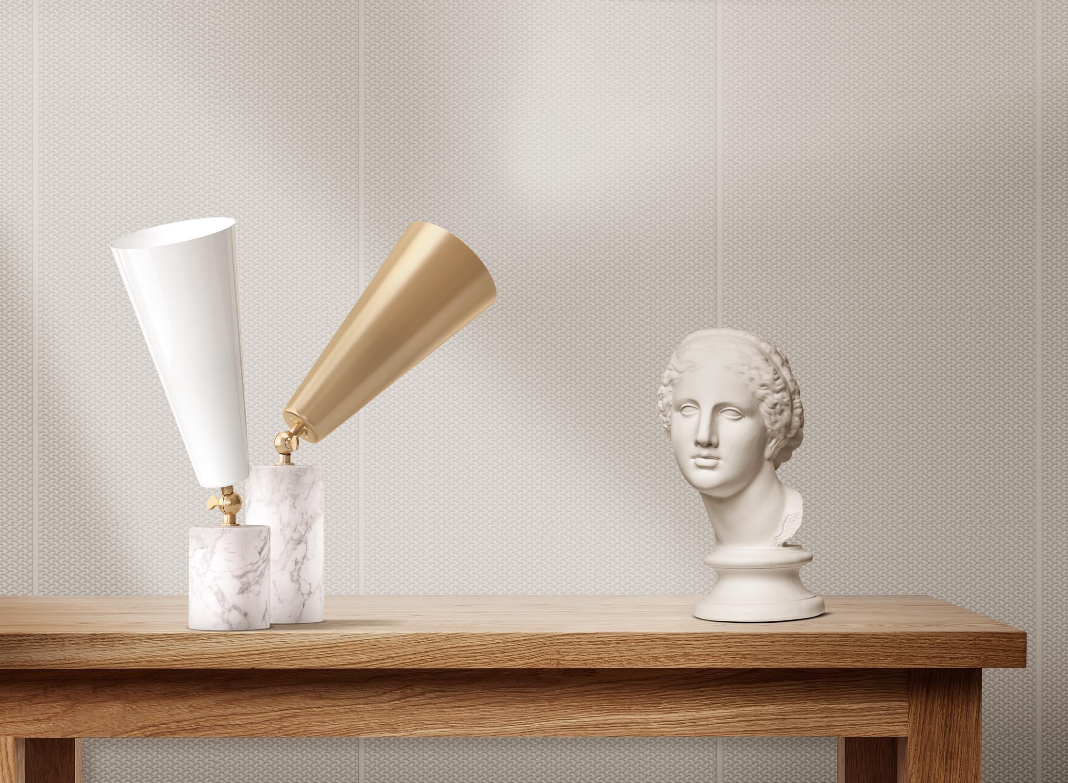 Tato Italia 'Vox' Tischlampe aus weißem Carrara-Marmor, satiniertem Messing und weißem Weiß (Aluminium) im Angebot