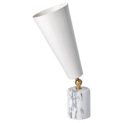 Lampada da tavolo 'Vox' di Tato Italia in marmo bianco di Carrara, ottone satinato e bianco